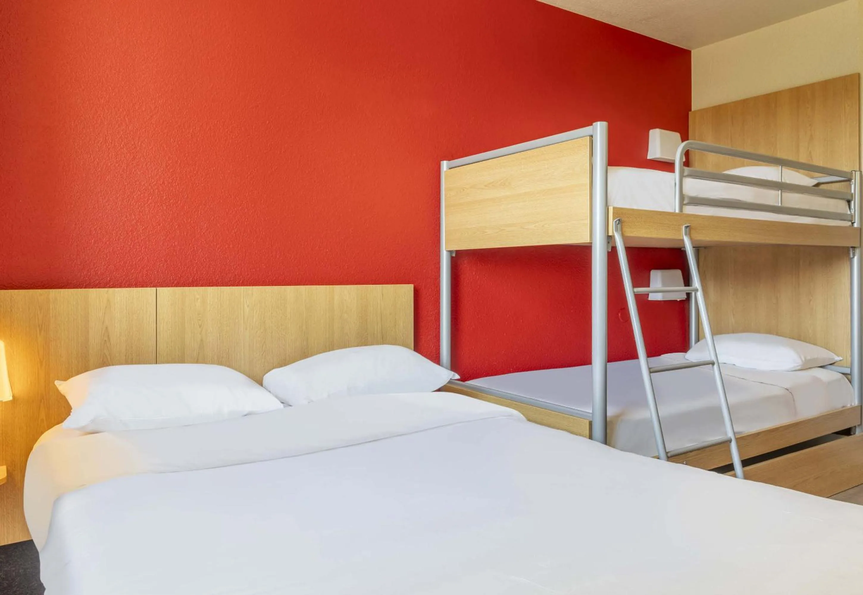 Bedroom, Bed in B&B HOTEL Toulon Ollioules