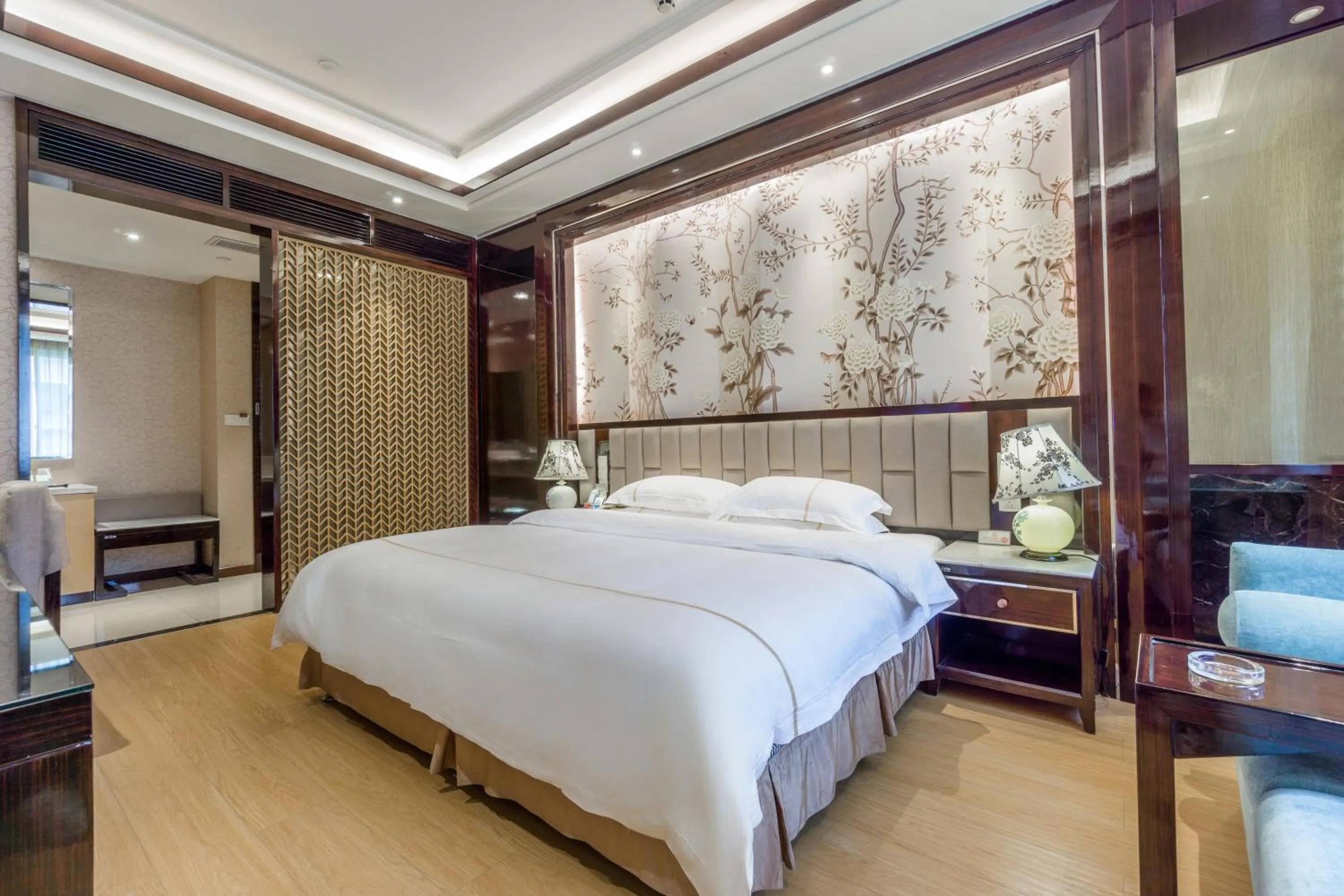 Photo of the whole room, Bed in Jin-Tai Holiday Hotel