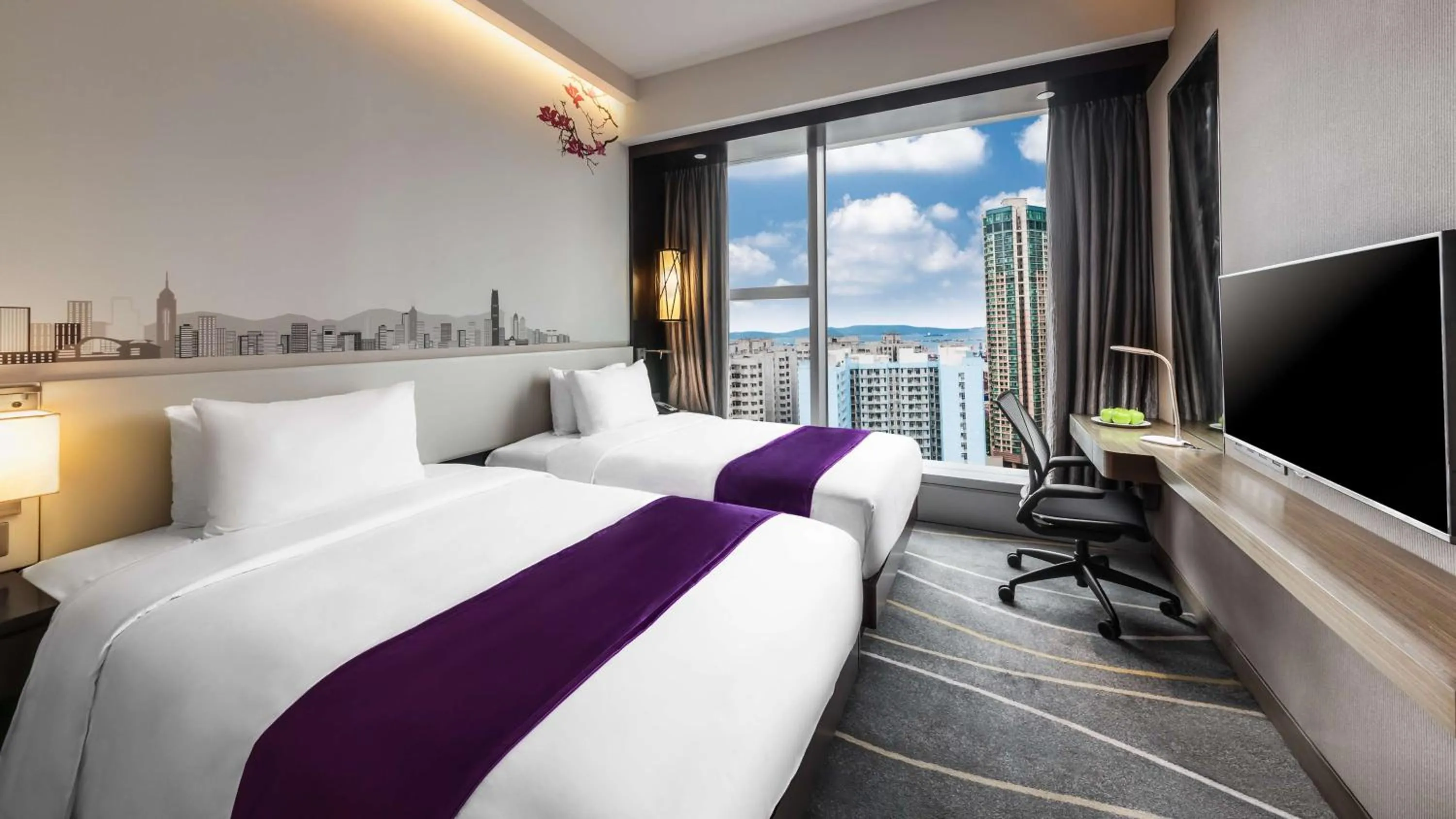 View (from property/room), Bed in Hilton Garden Inn Hong Kong Mongkok