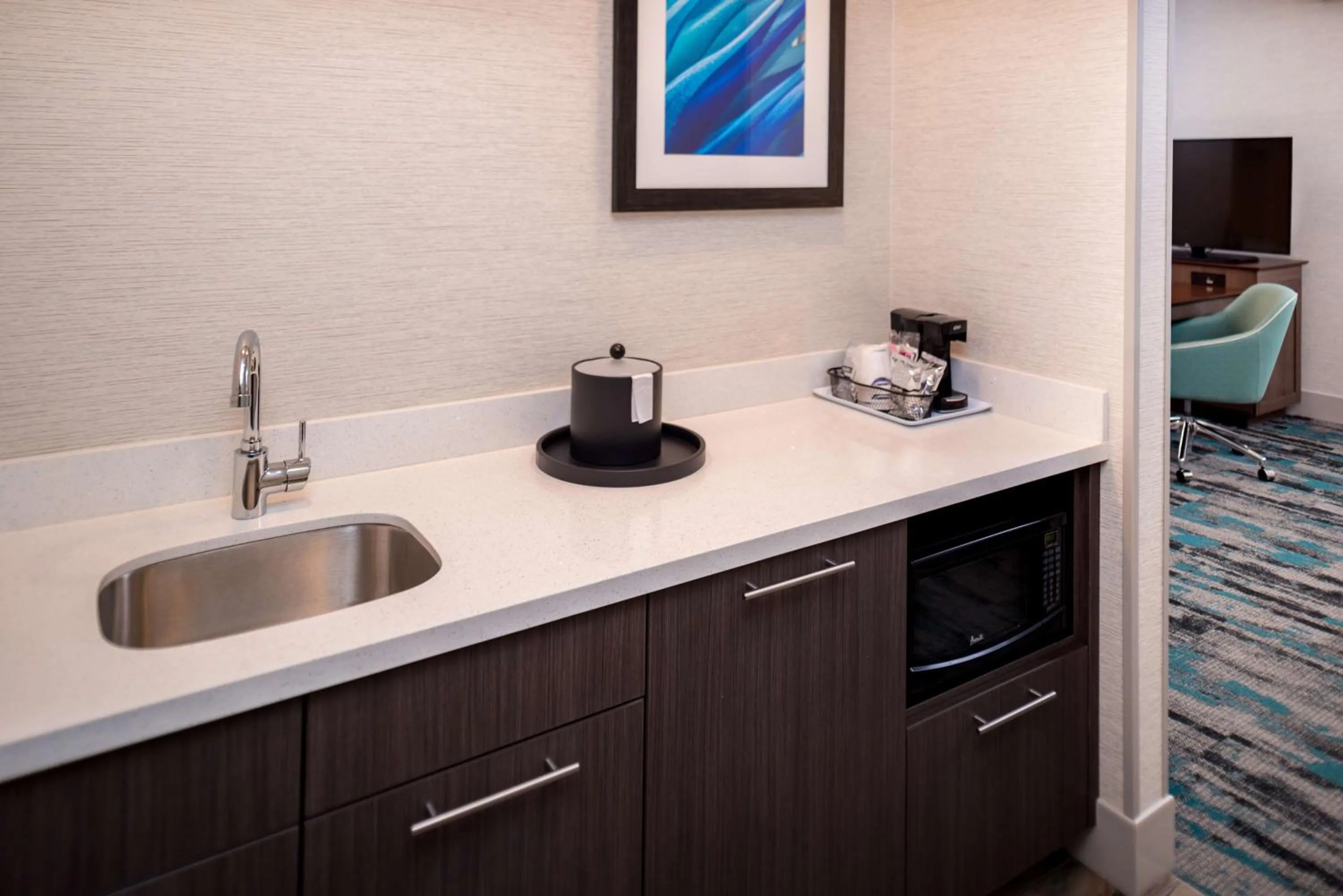 Kitchen or kitchenette in Hampton Inn & Suites Olympia Lacey, Wa