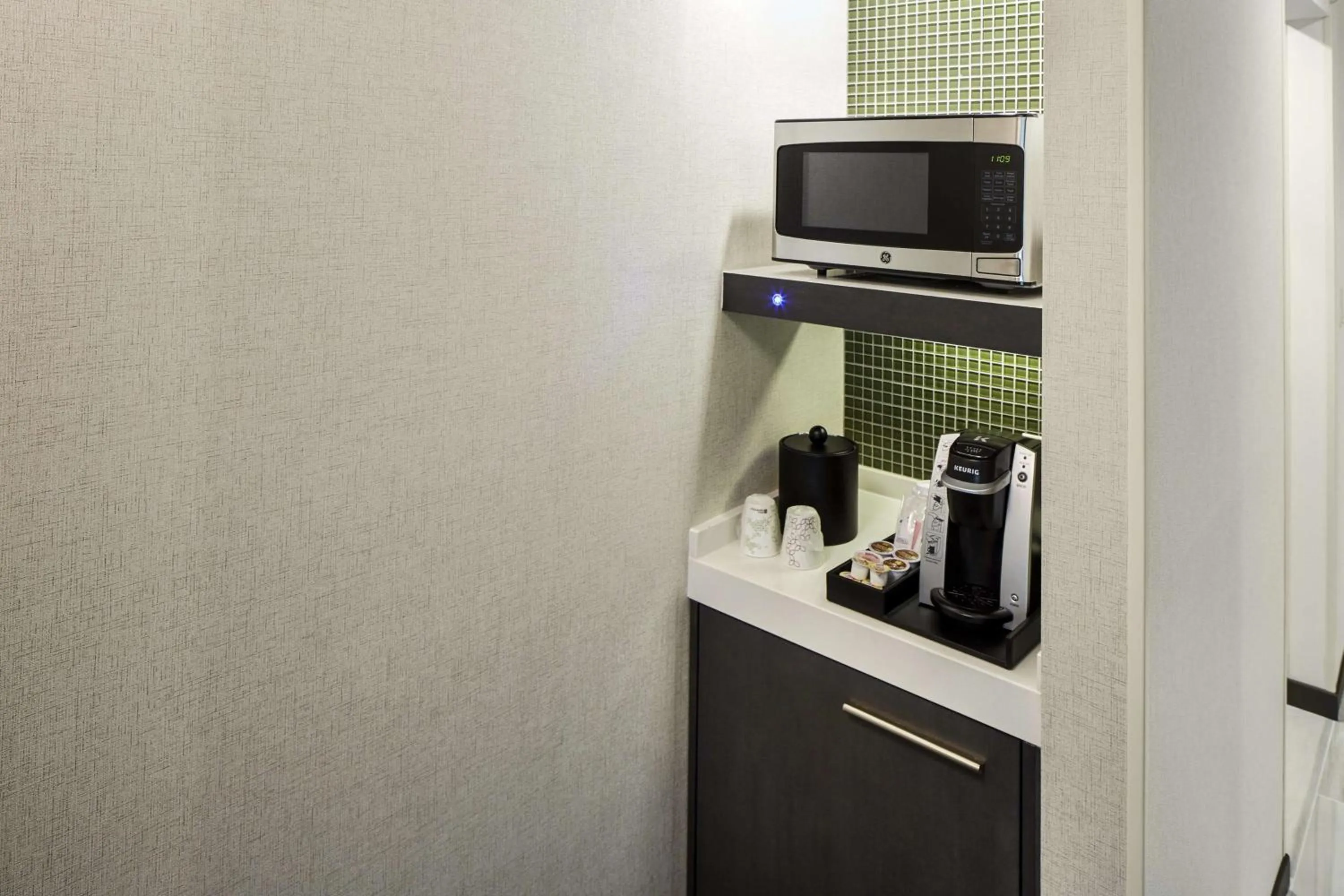 Kitchen or kitchenette in Hilton Garden Inn Roslyn