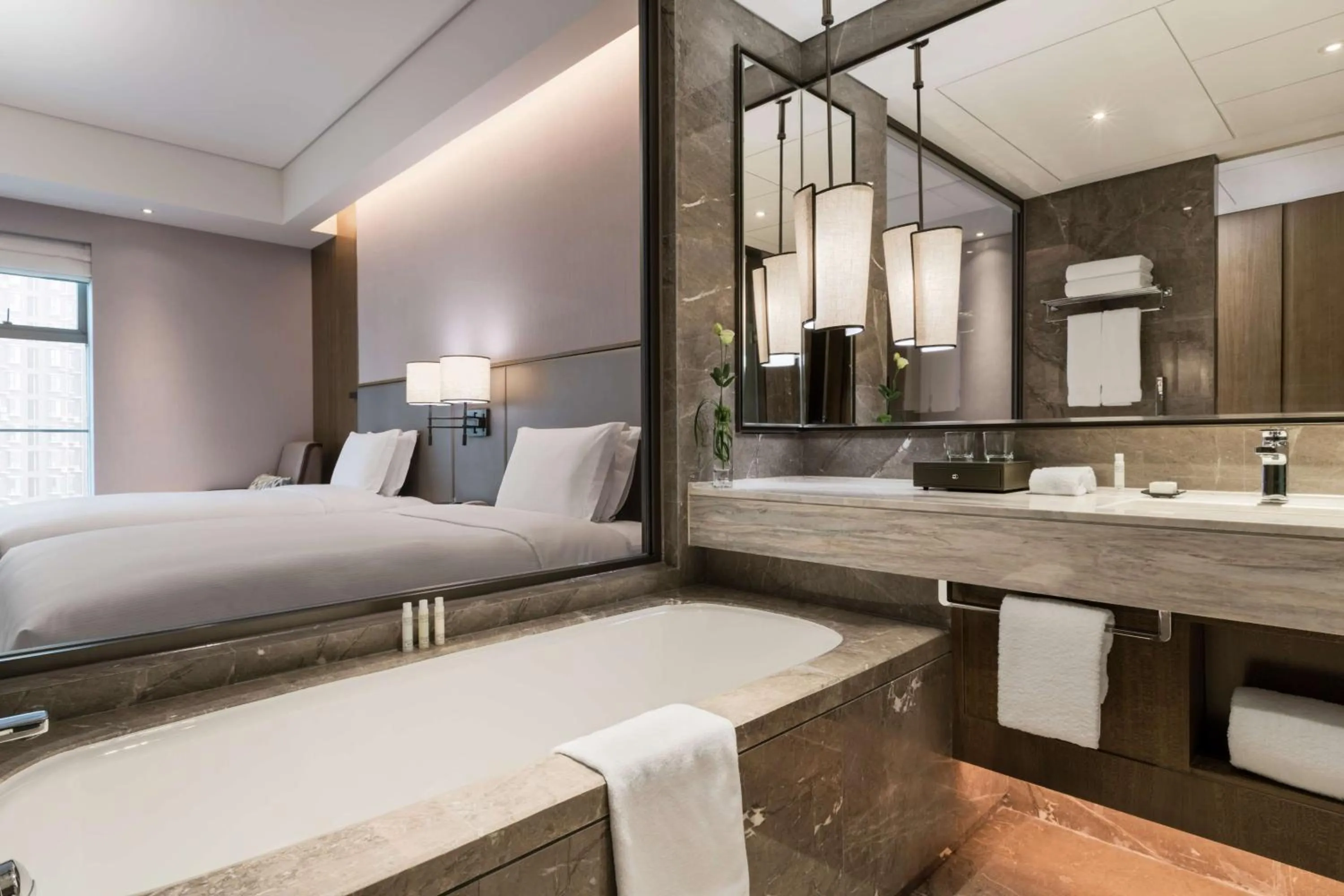 Bathroom, Bed in DoubleTree by Hilton Hotel Shiyan