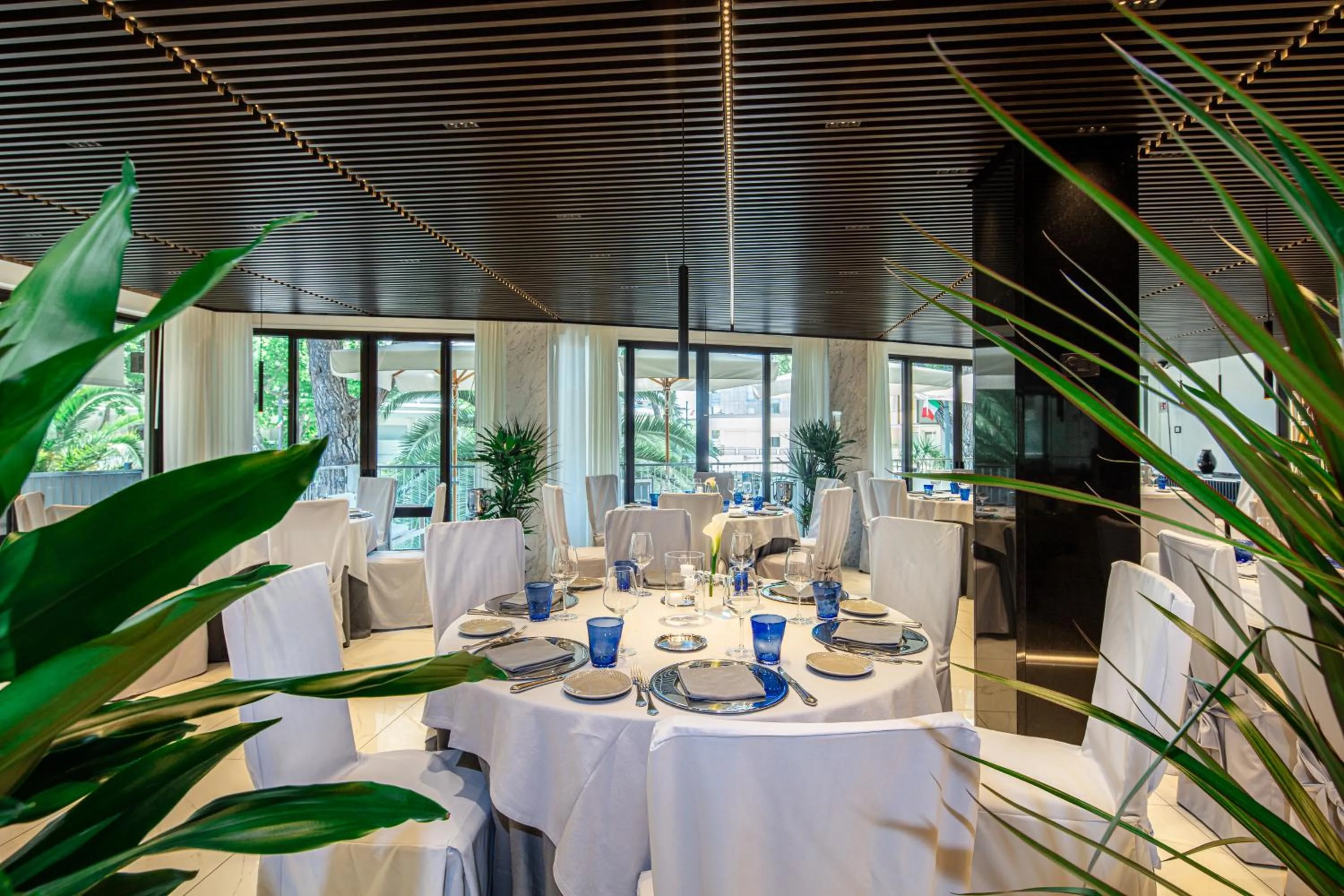 Restaurant/places to eat in Monaco Suites Hotel