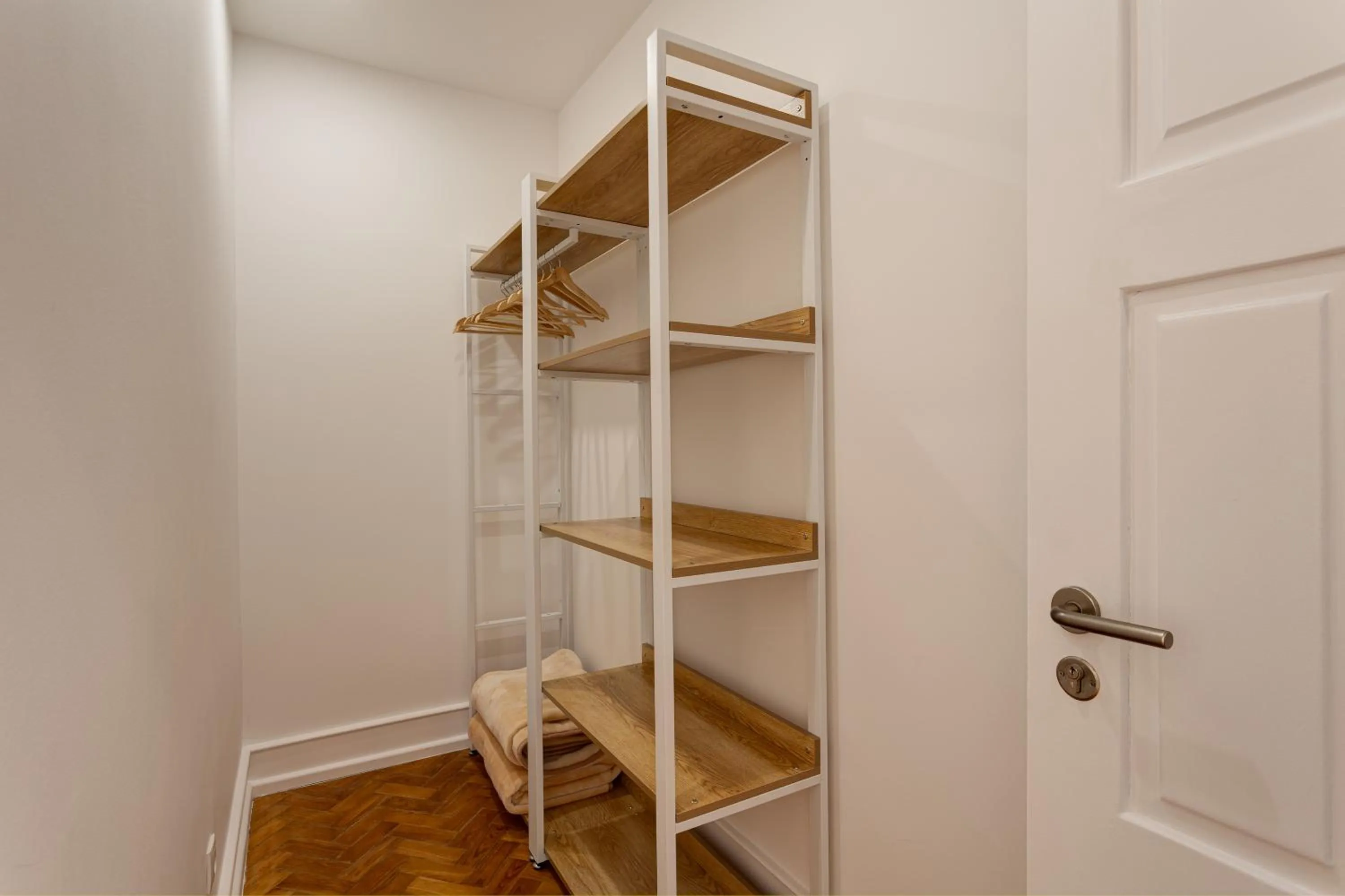 wardrobe in Home Out Rooms & Apartments