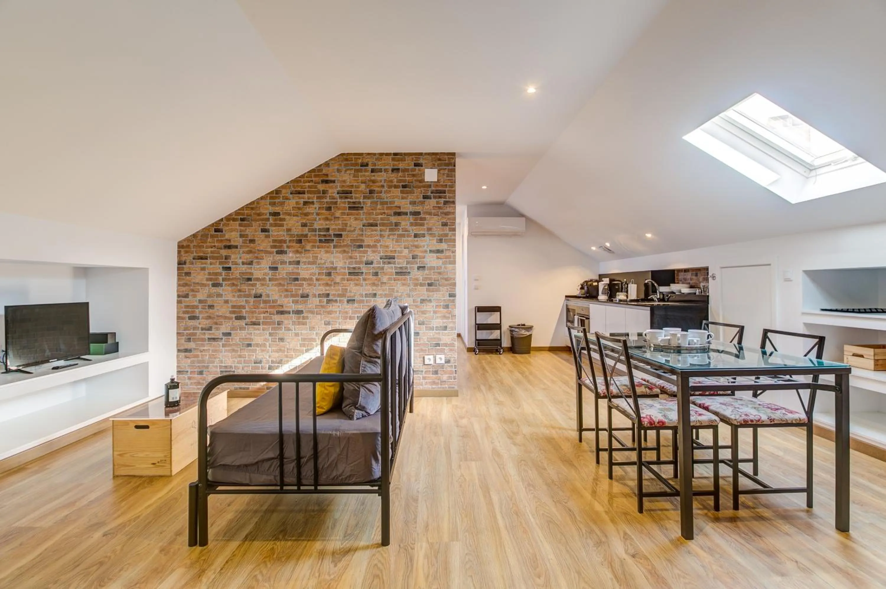 TV and multimedia in Home Out Rooms & Apartments