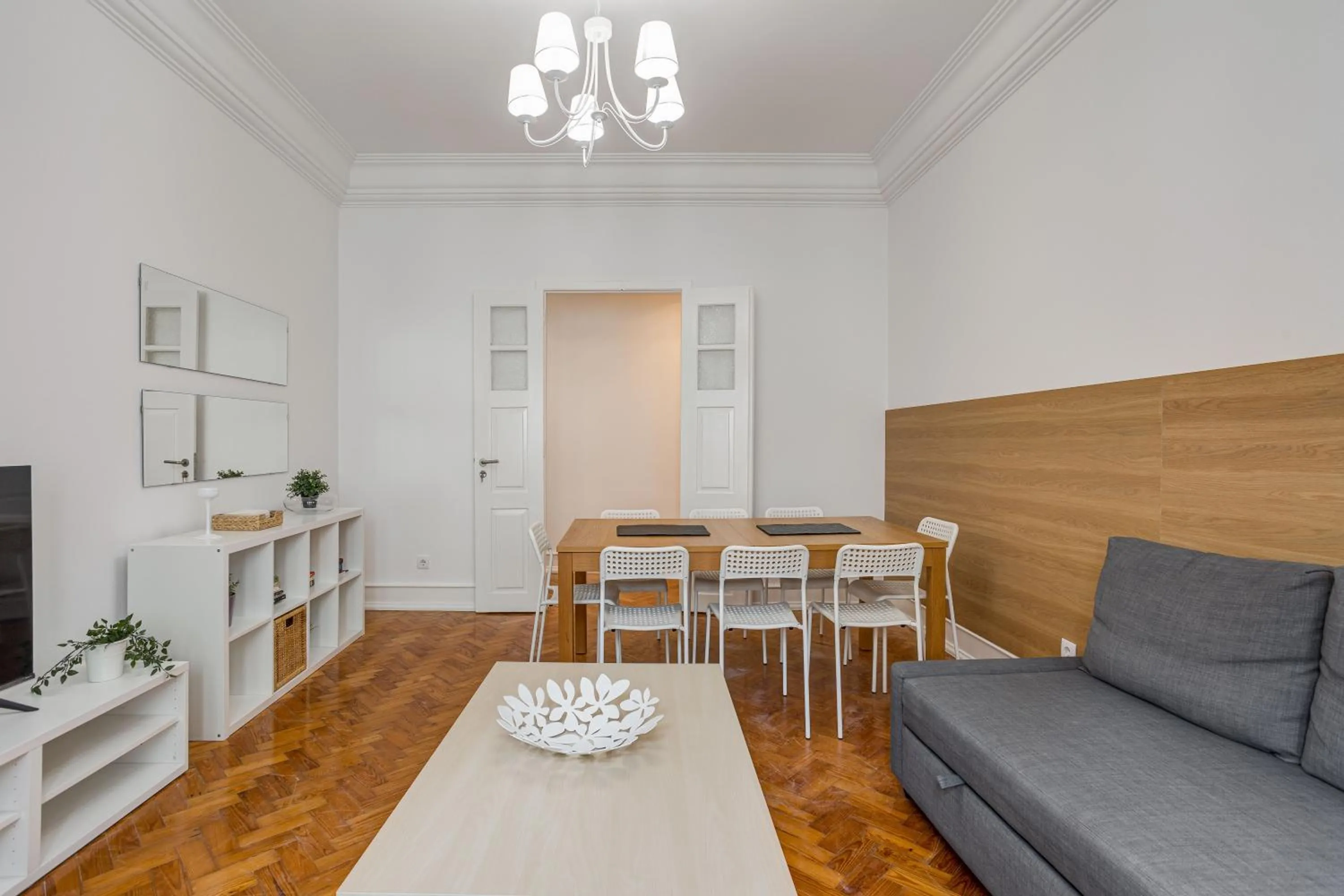 Communal lounge/ TV room in Home Out Rooms & Apartments