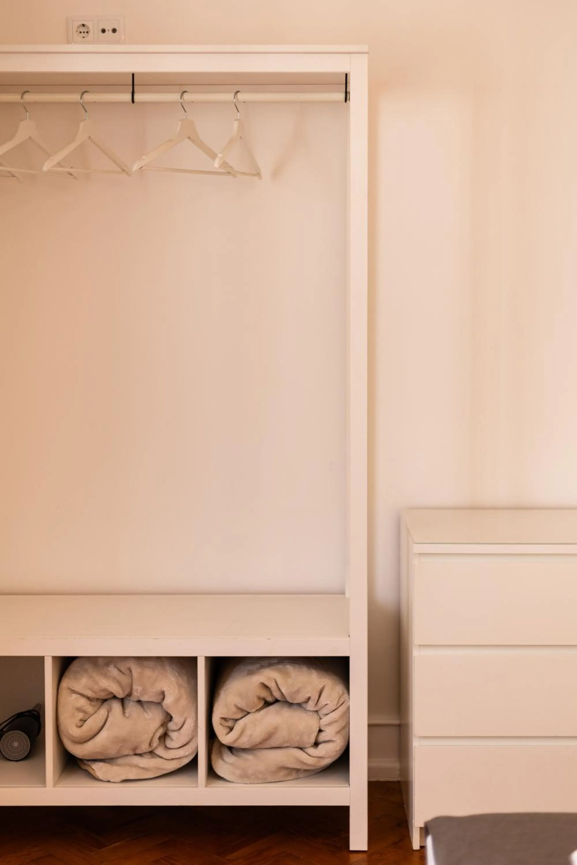 wardrobe in Home Out Rooms & Apartments