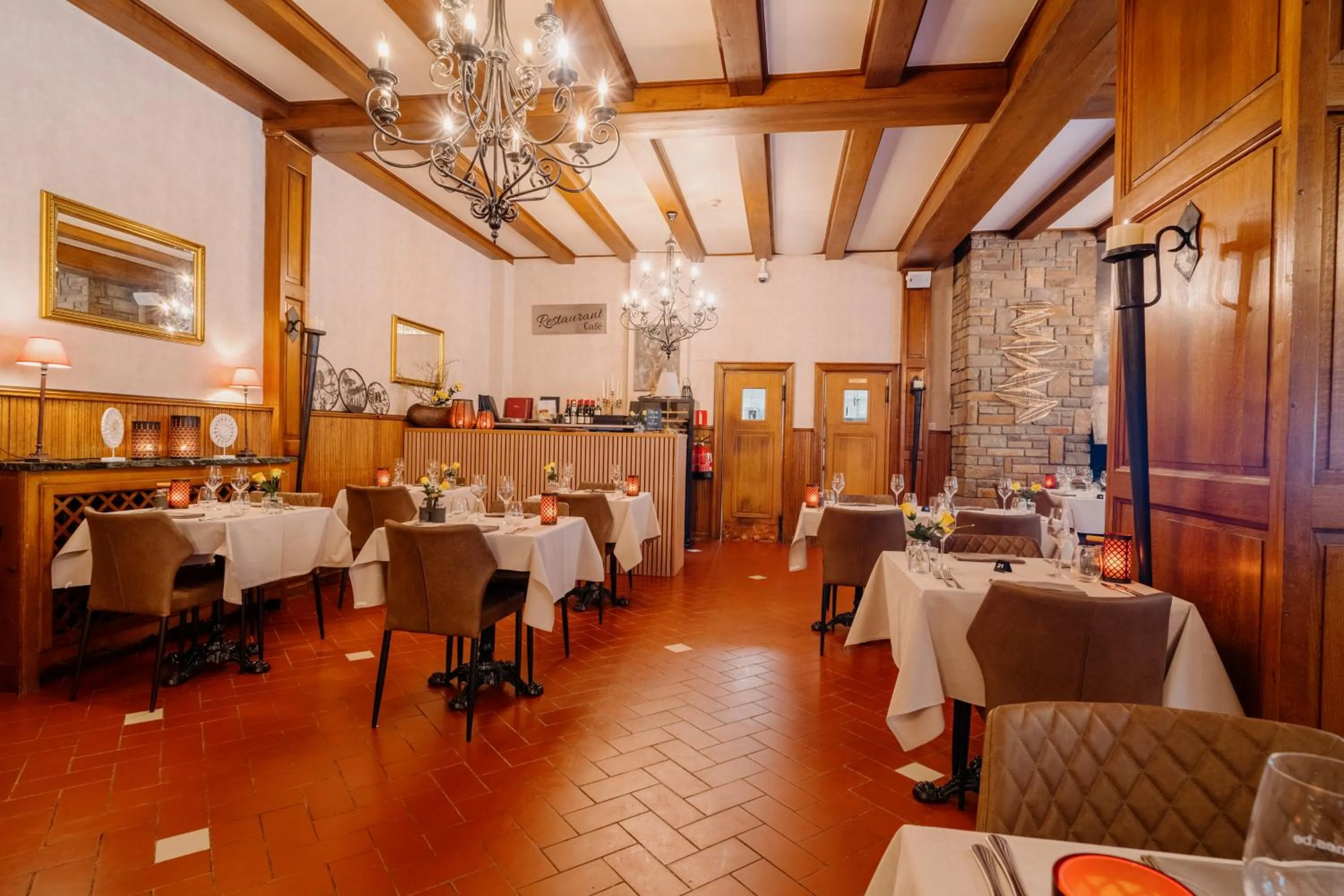 Restaurant/places to eat in Hotel L'eau Vive