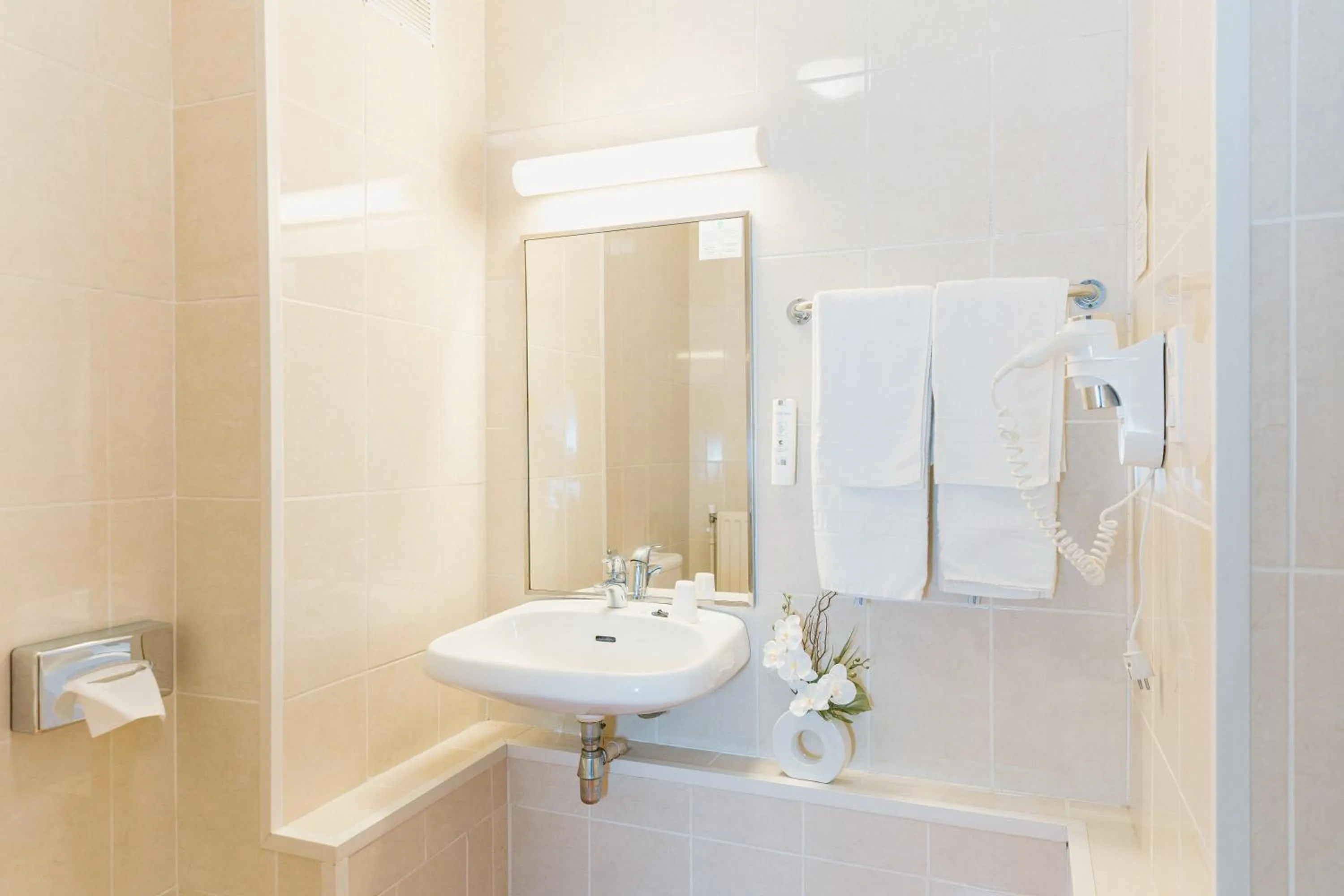 Bathroom in Hotel L'eau Vive