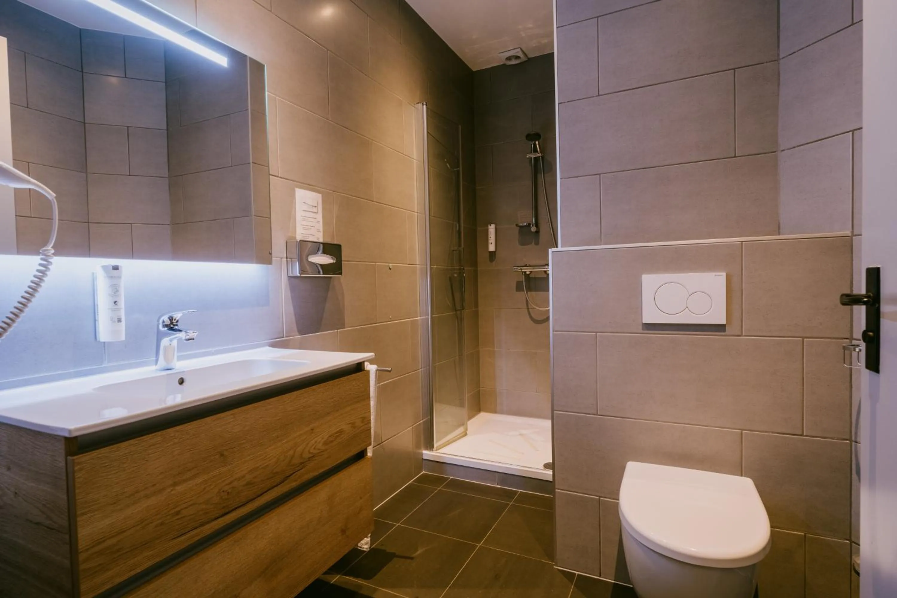 Bathroom in Hotel L'eau Vive