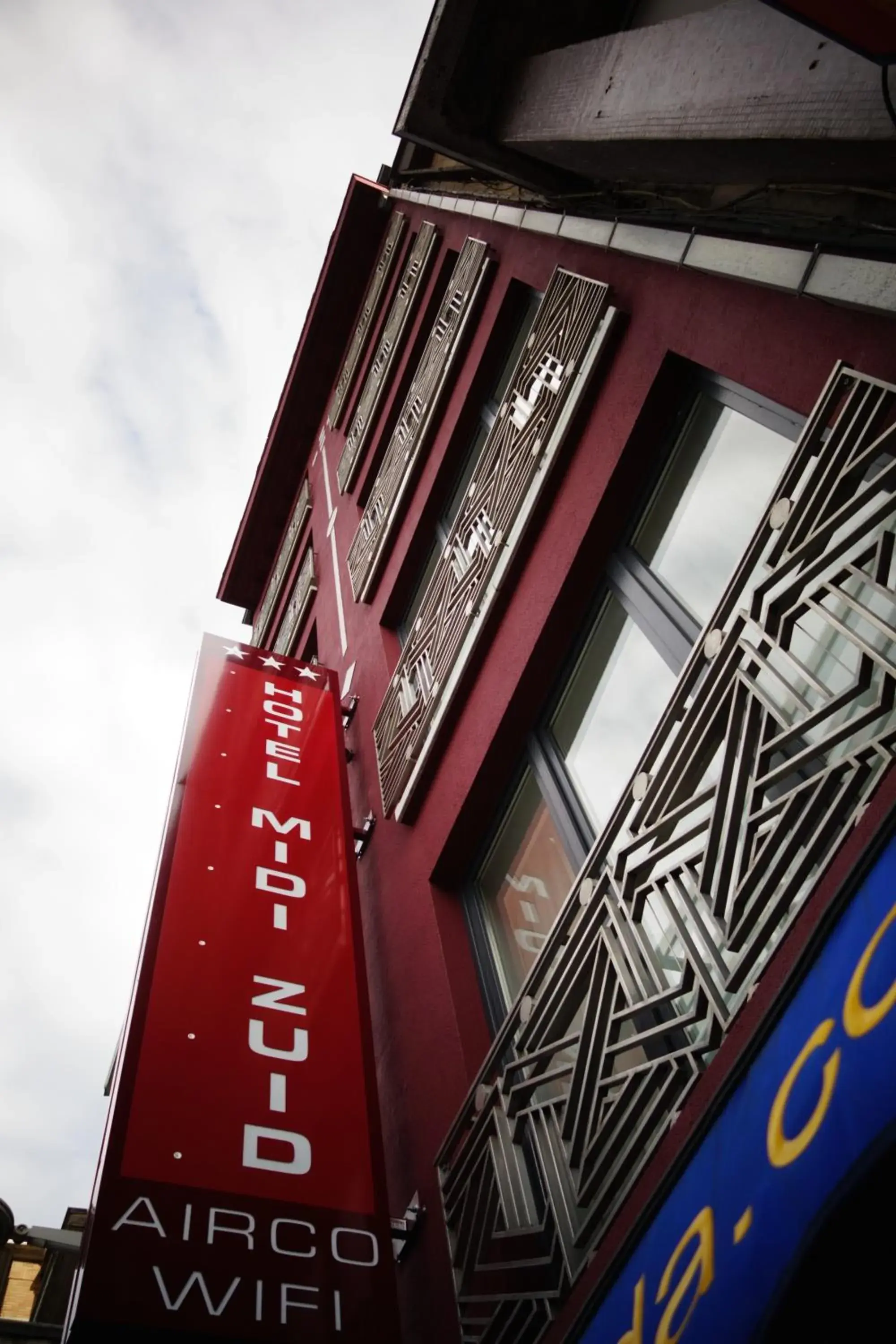 Facade/entrance in Hotel Midi-Zuid Facade/entrance in Hotel Midi-Zuid