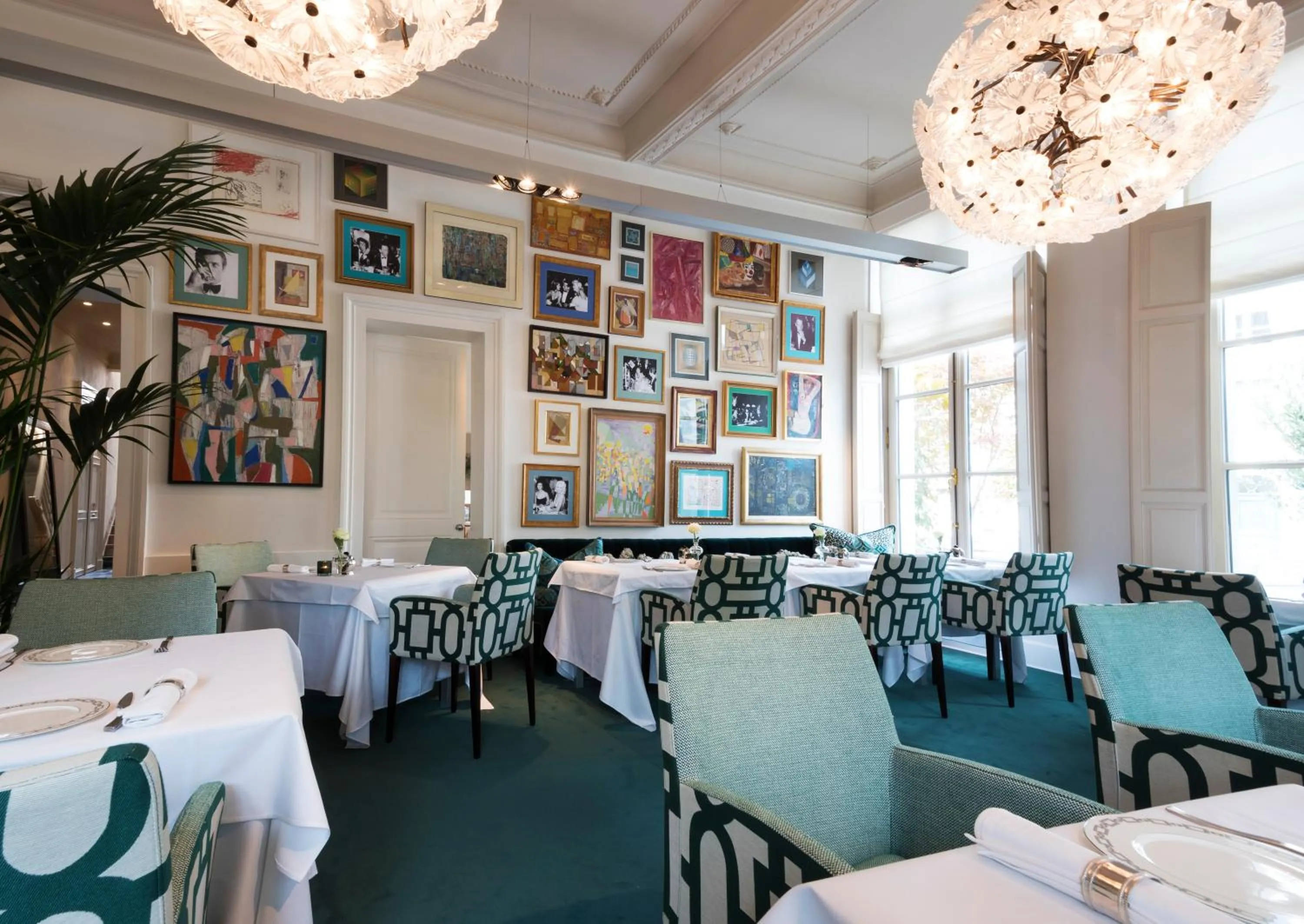 Property building in Hotel Van Cleef