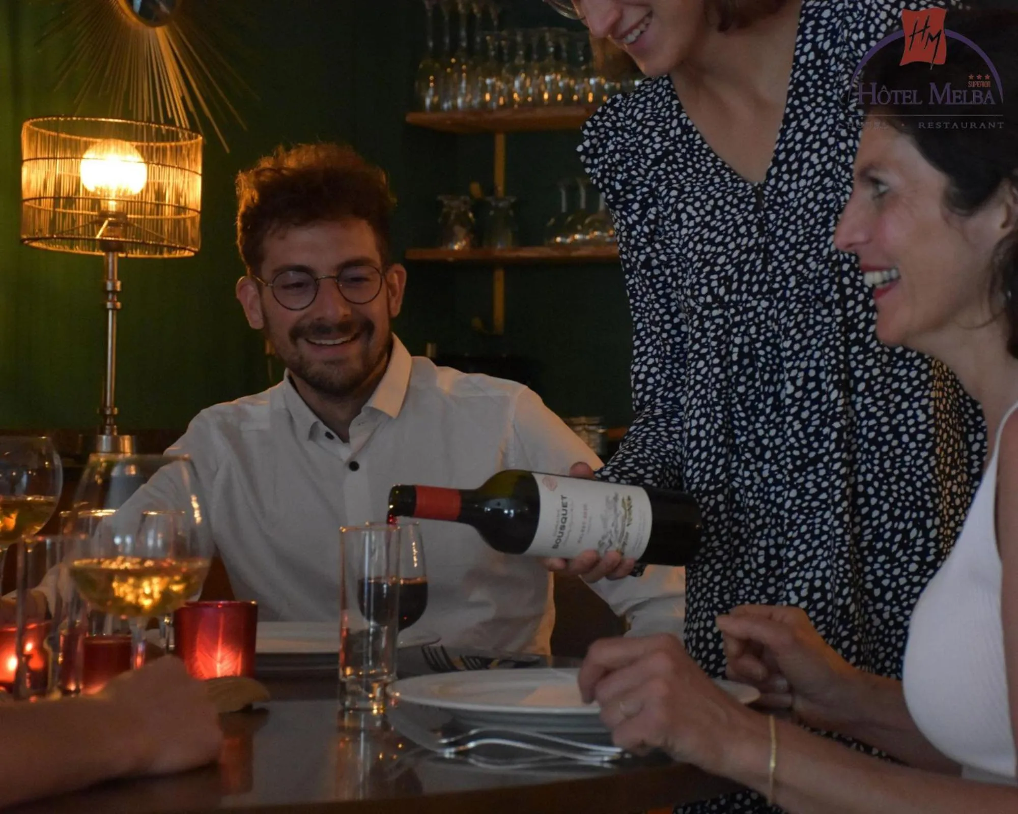 Restaurant/places to eat in Hotel Melba