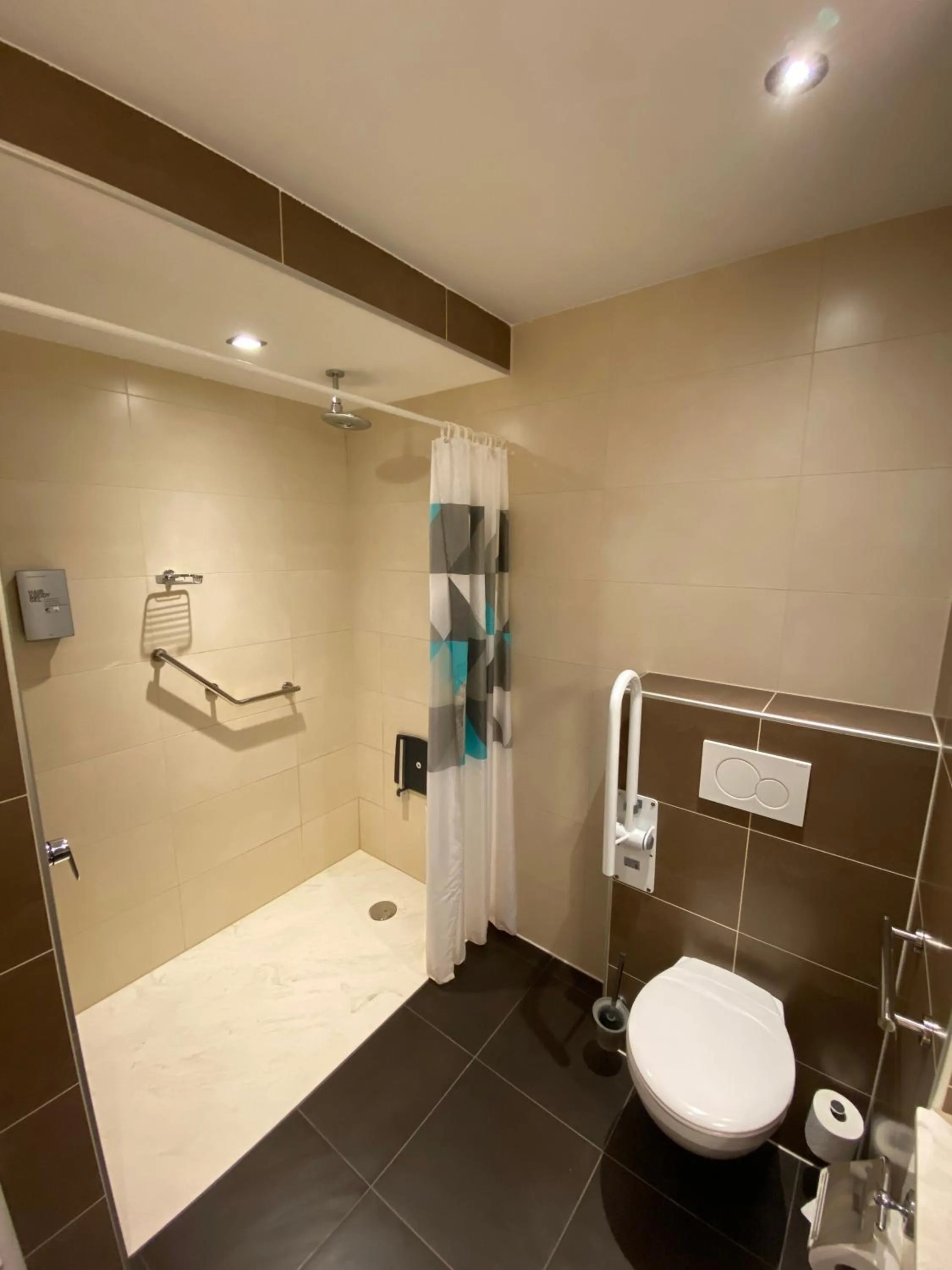 Shower in Hotel Melba