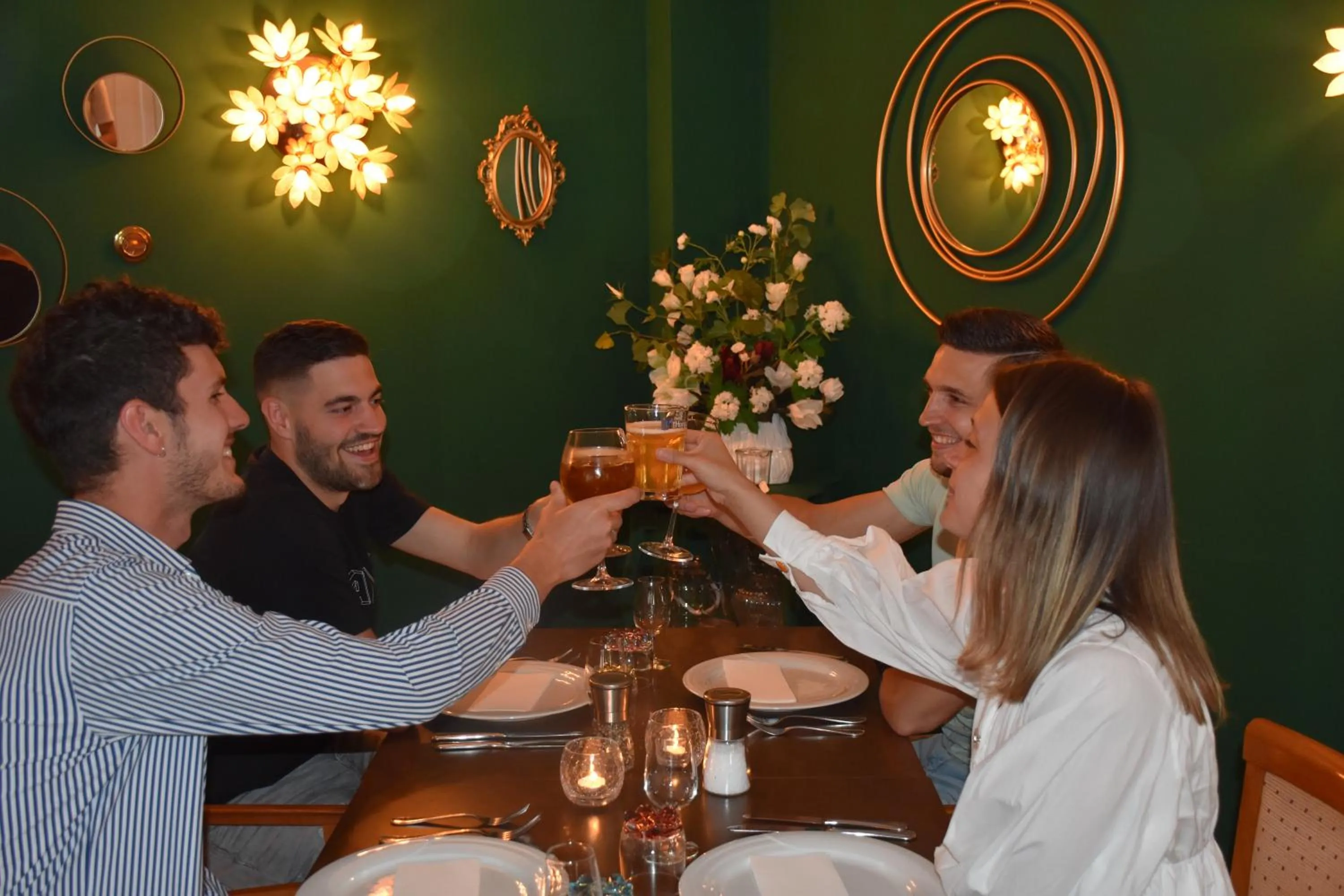 Restaurant/places to eat in Hotel Melba