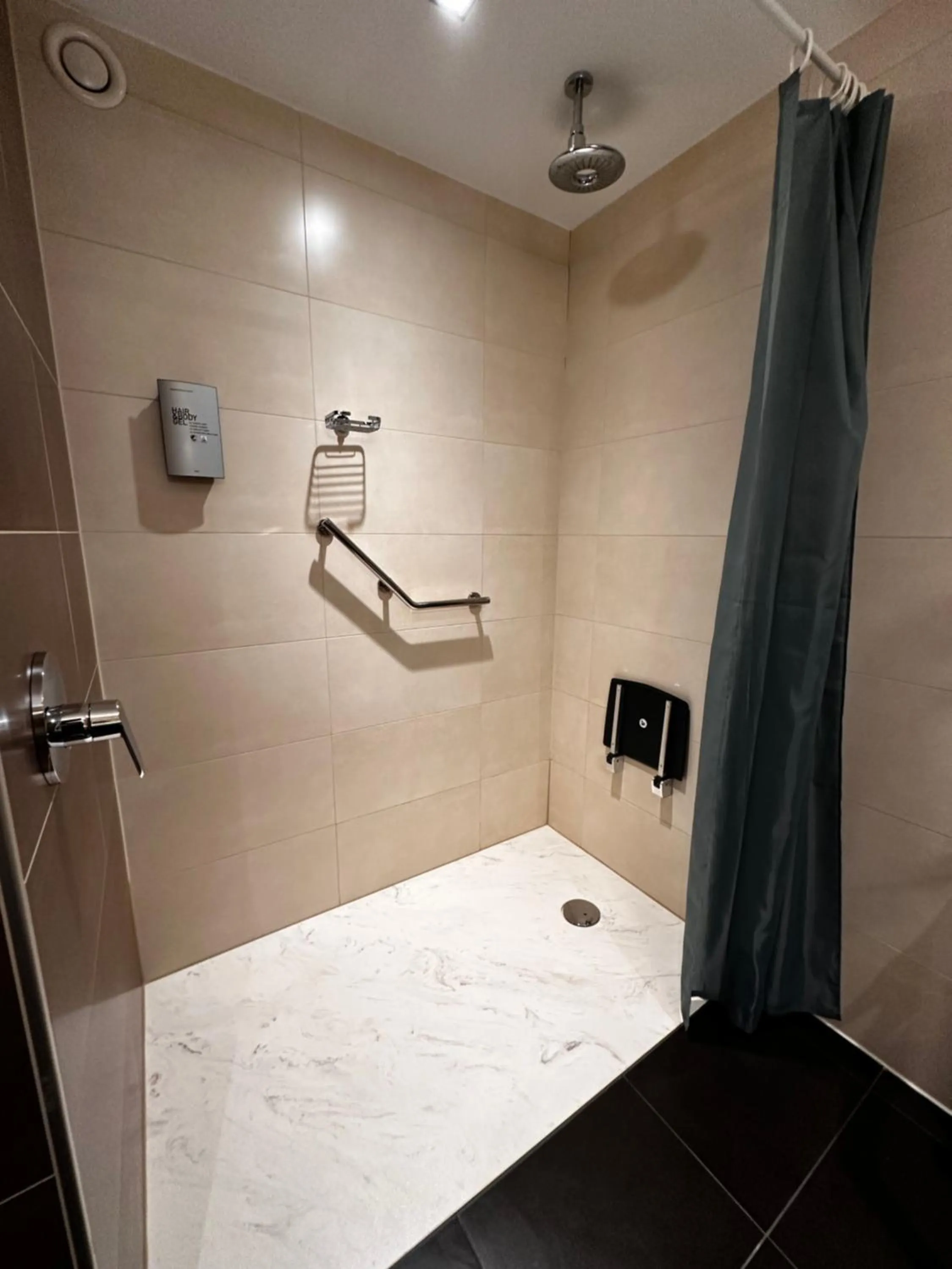 Shower in Hotel Melba