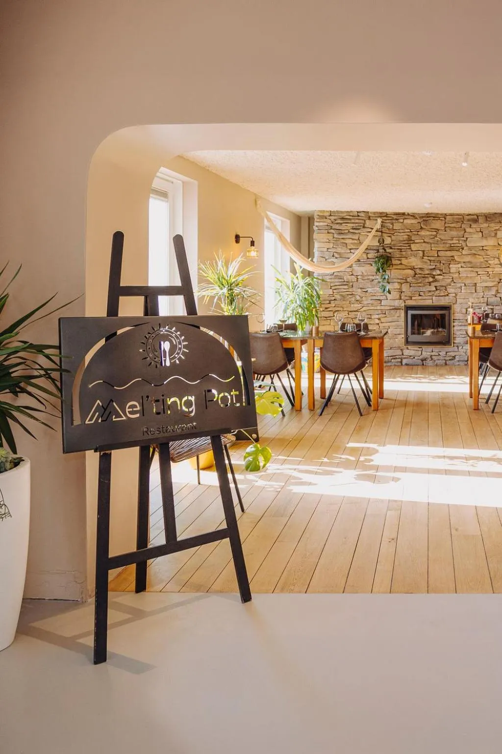 Restaurant/places to eat in Hotel Melba