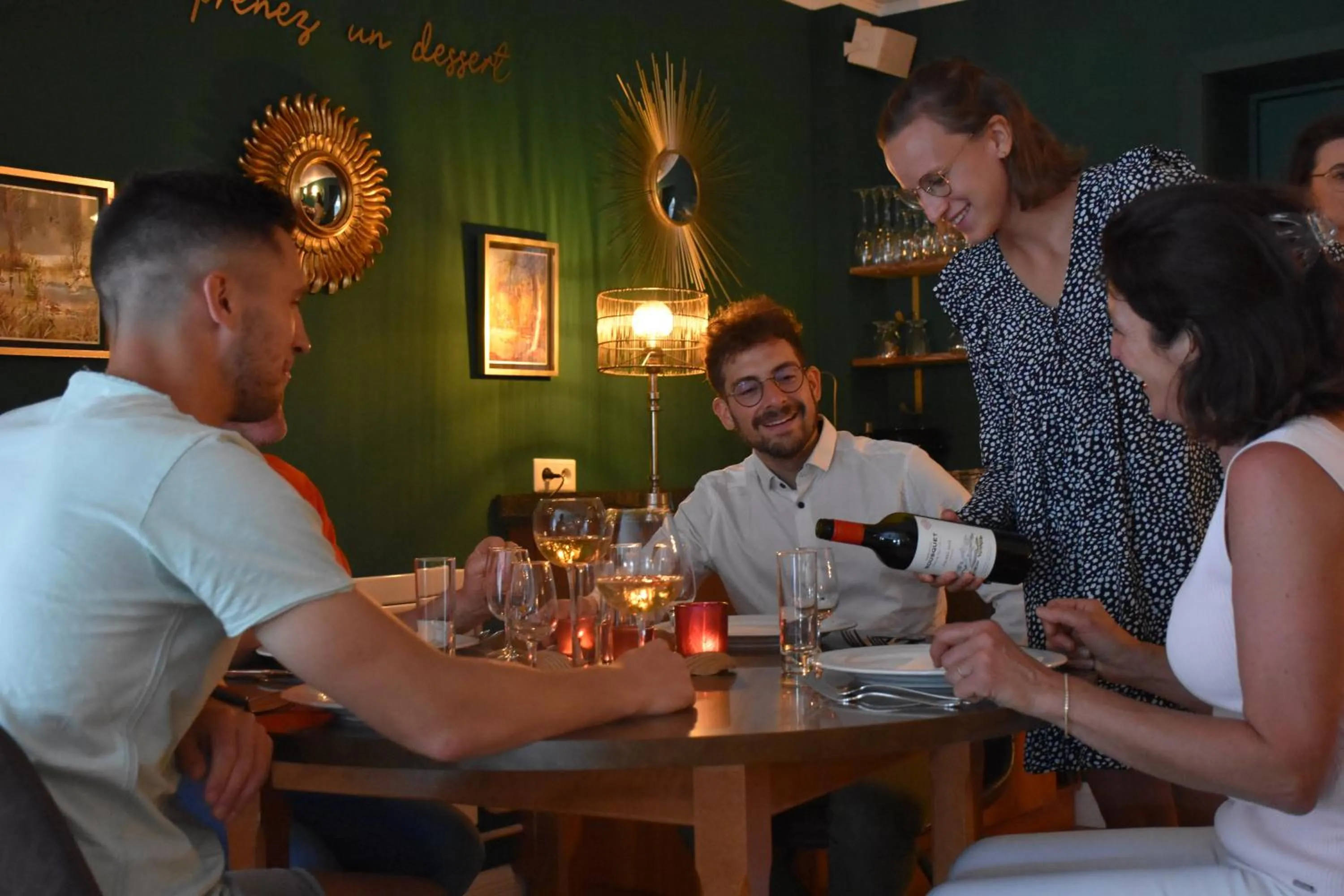 Restaurant/places to eat in Hotel Melba