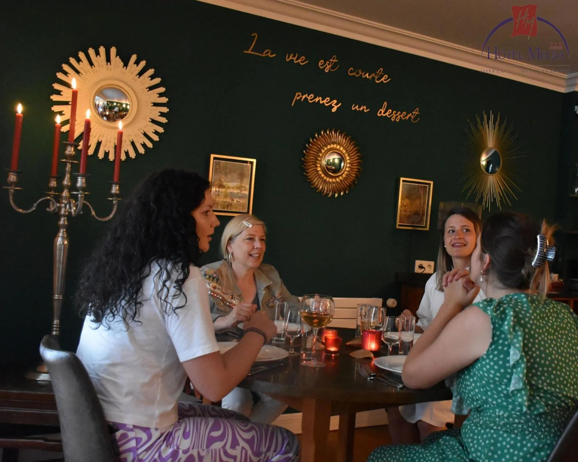 Restaurant/places to eat in Hotel Melba