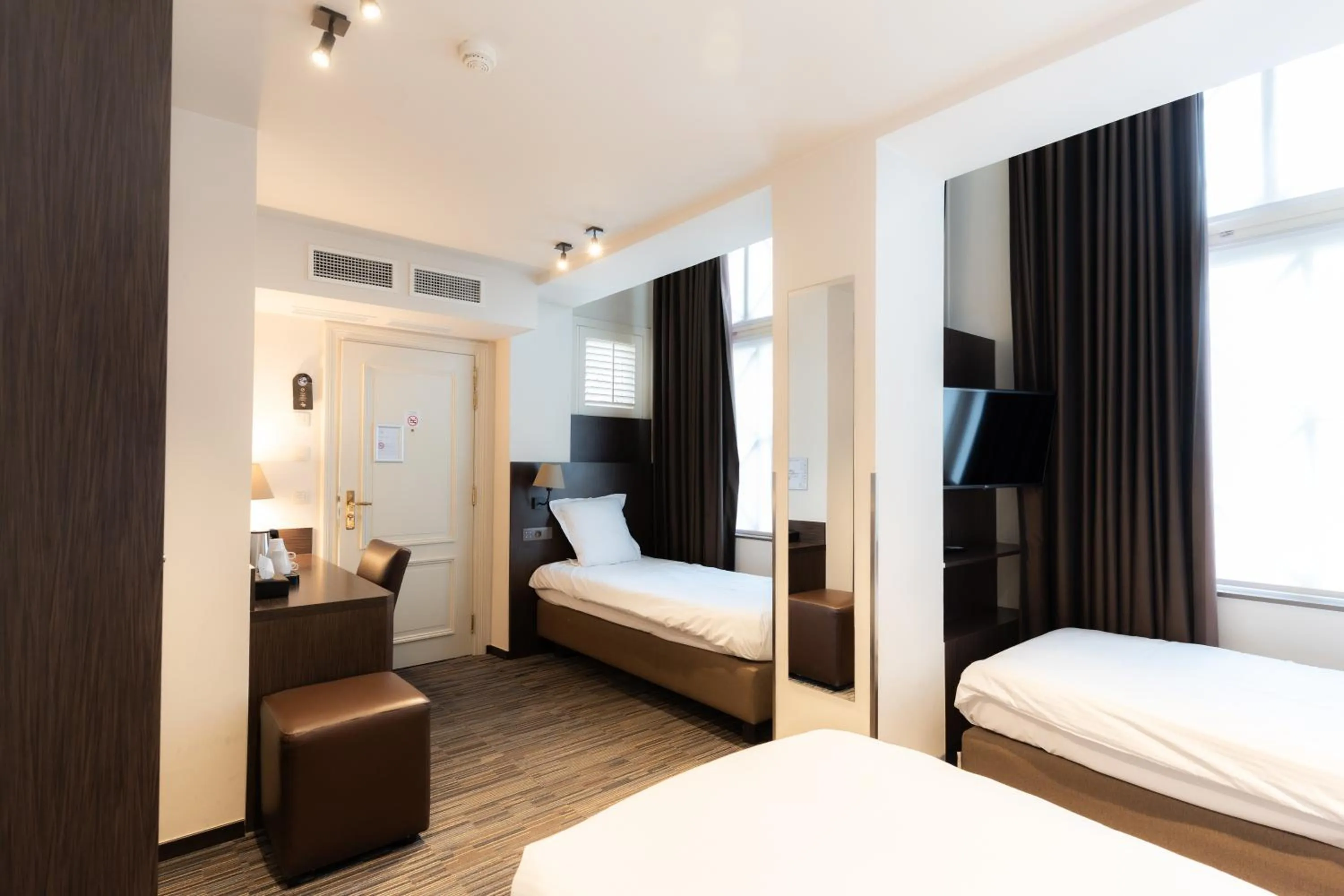 Bedroom, Bed in Golden Tree Hotel