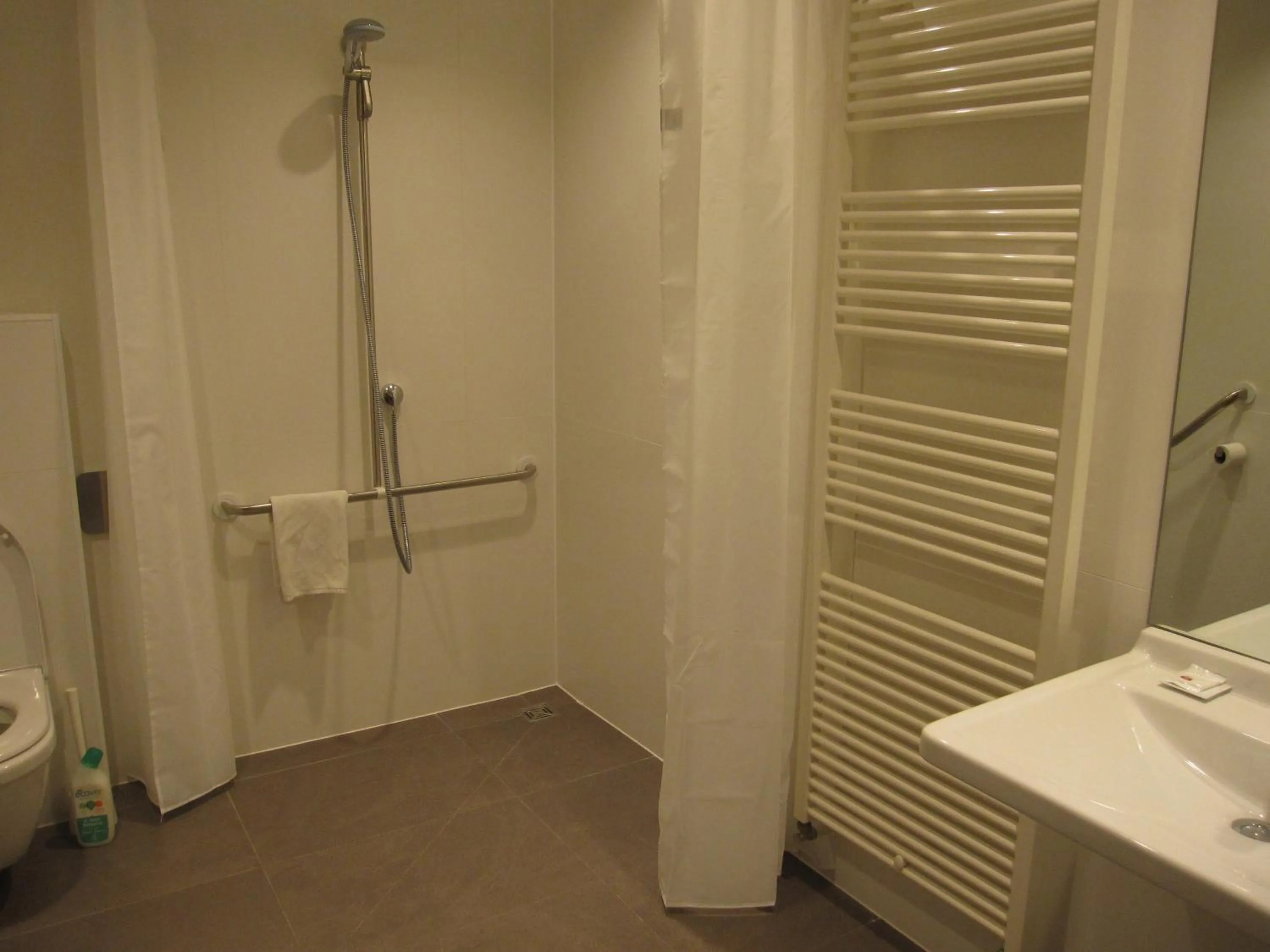 Shower in Bonobo Apartments
