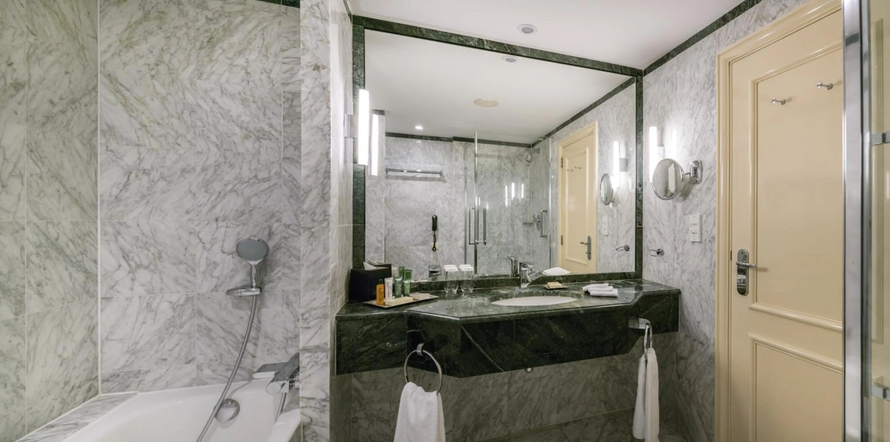 Bathroom in Hilton Brussels Grand Place