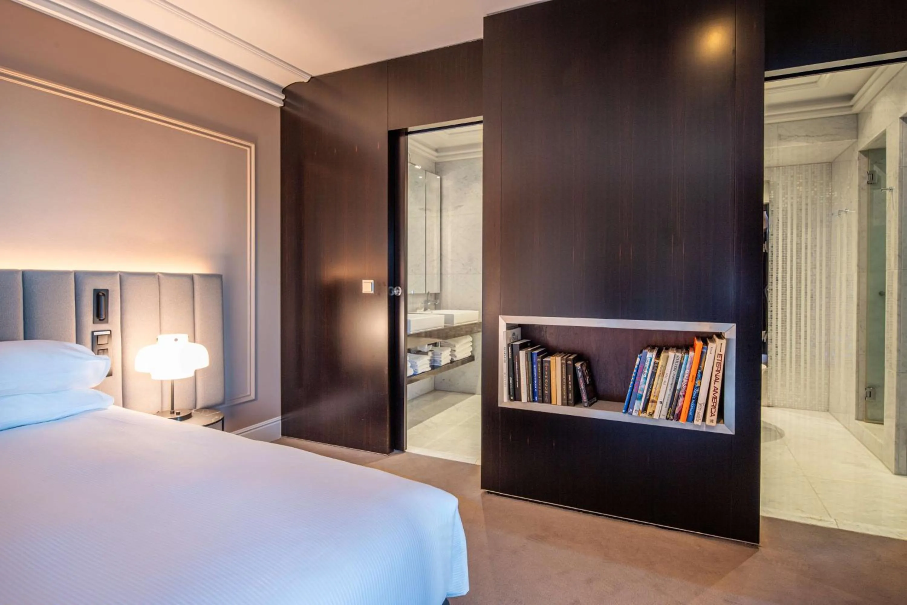 Bathroom, Bed in Hilton Brussels Grand Place