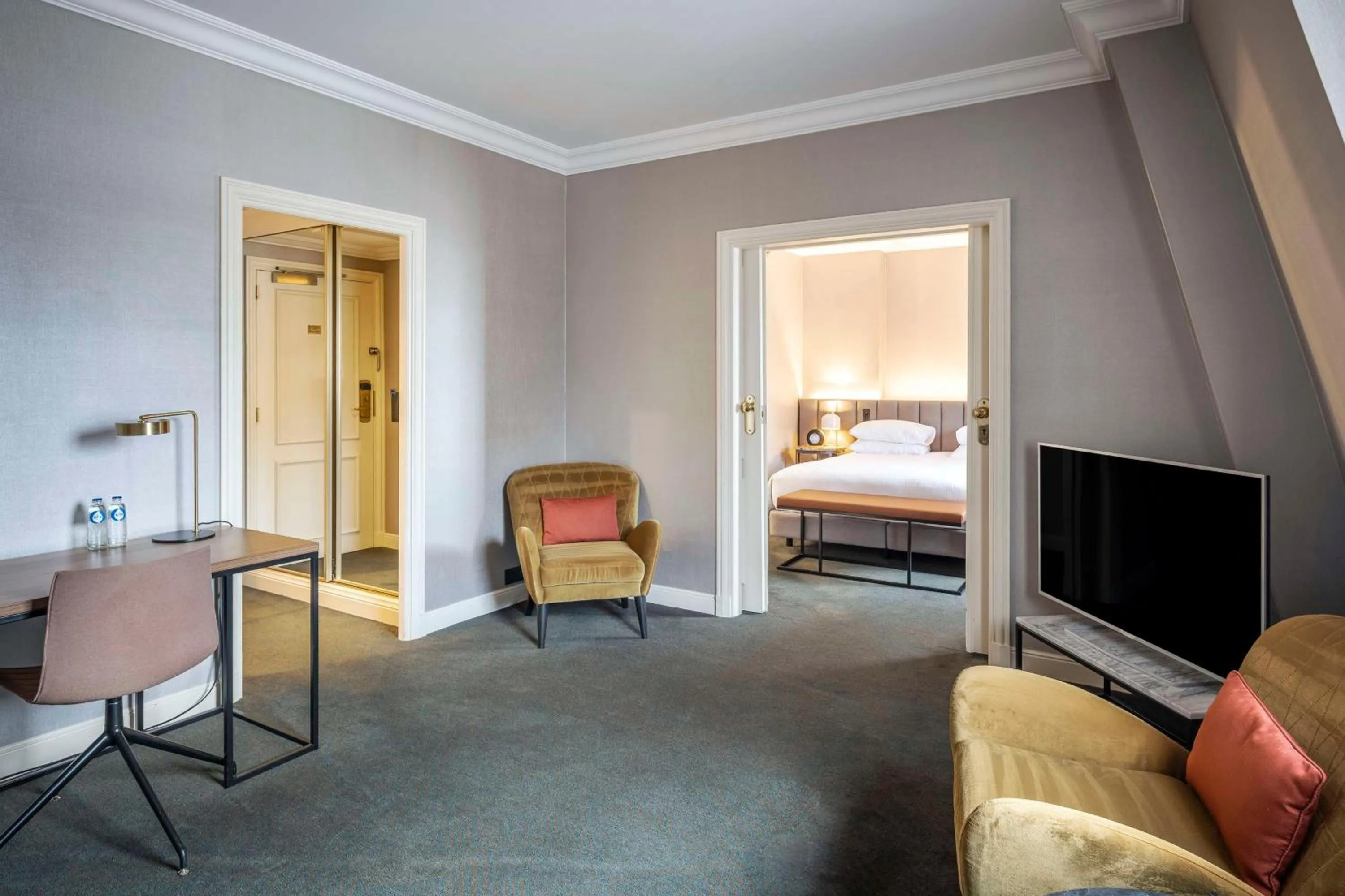 Living room, Bed in Hilton Brussels Grand Place