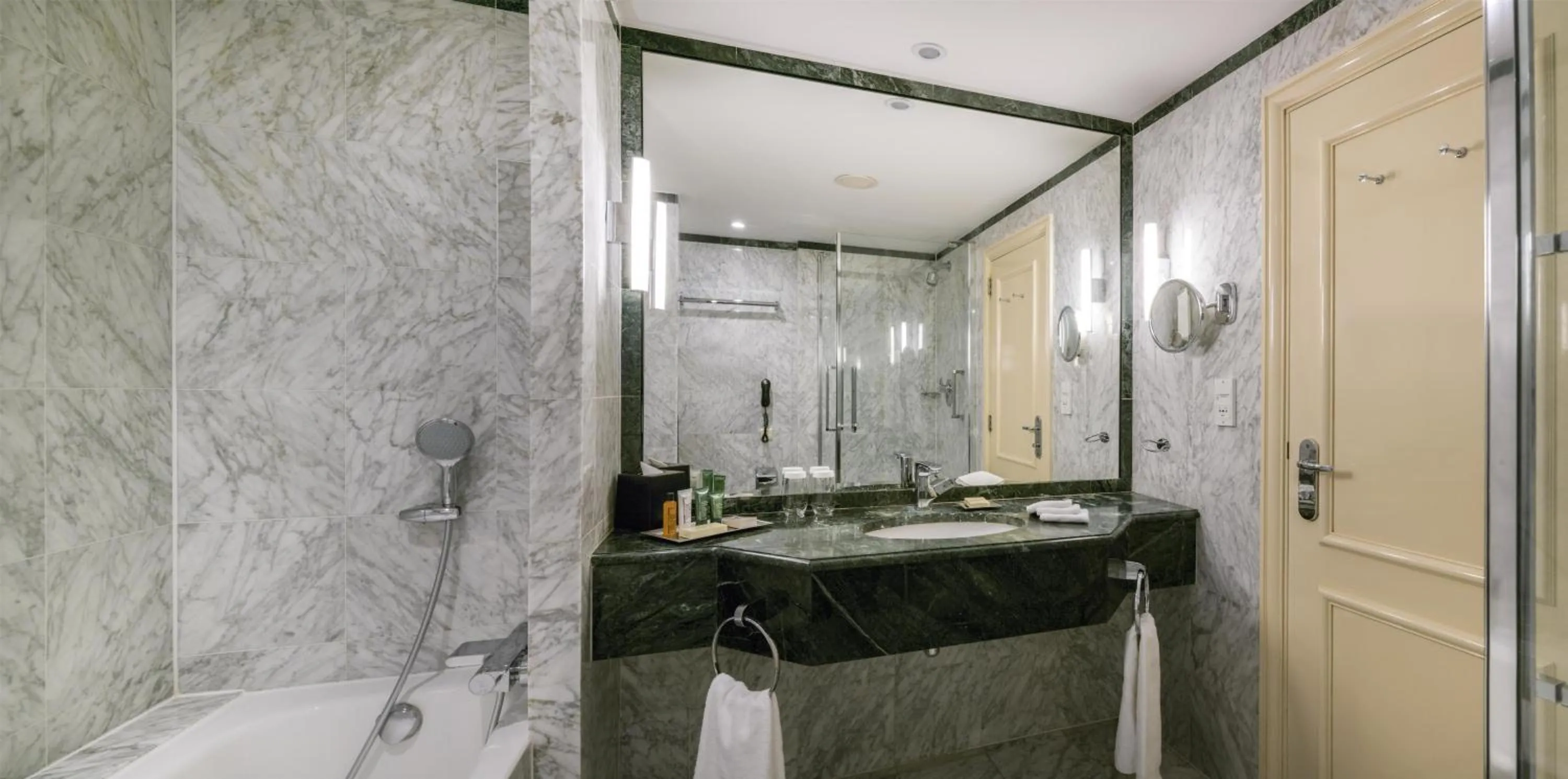 Bathroom in Hilton Brussels Grand Place