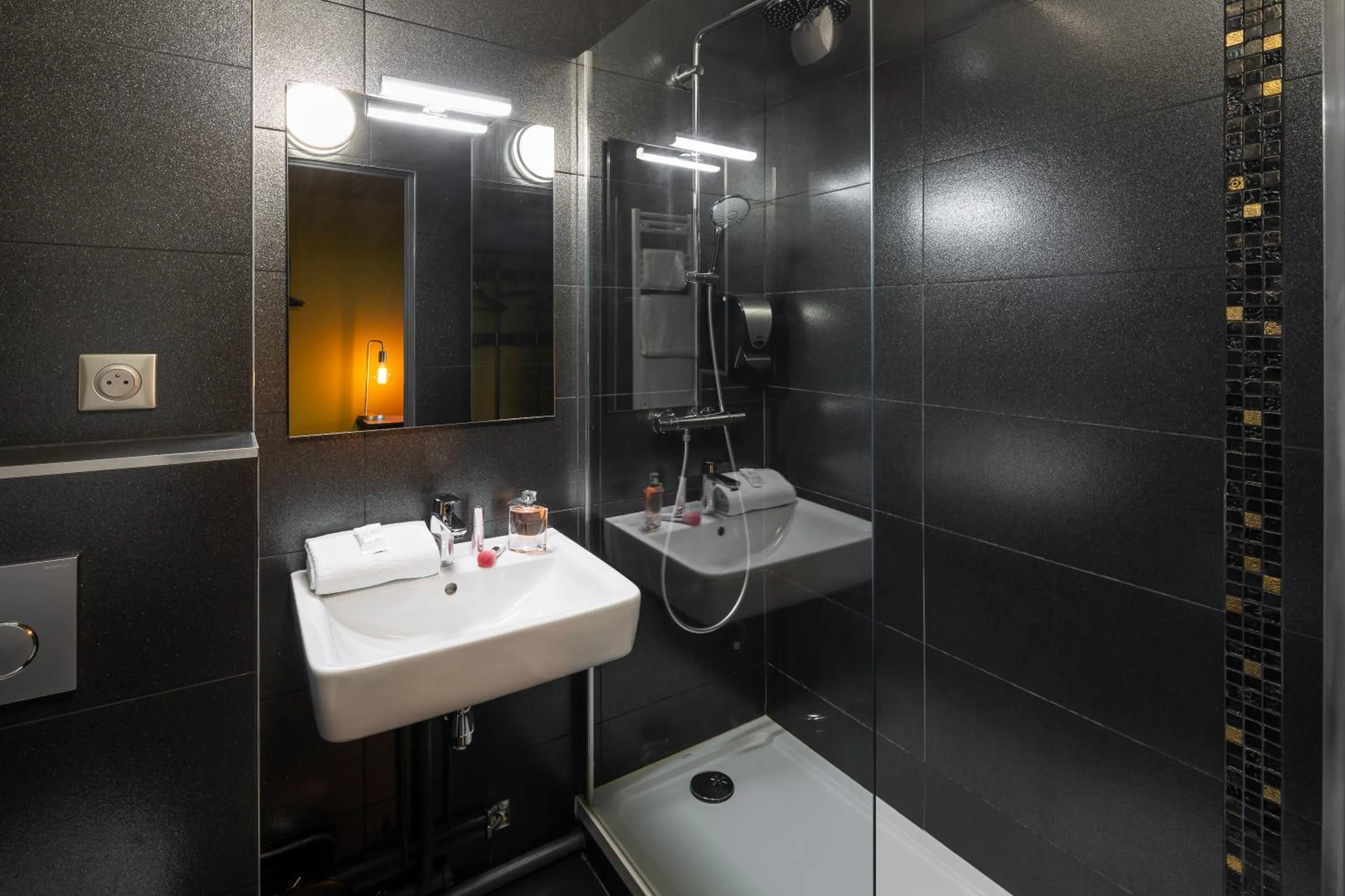 Bathroom in Hotel L'Ortega - Rennes St Jacques Aéroport