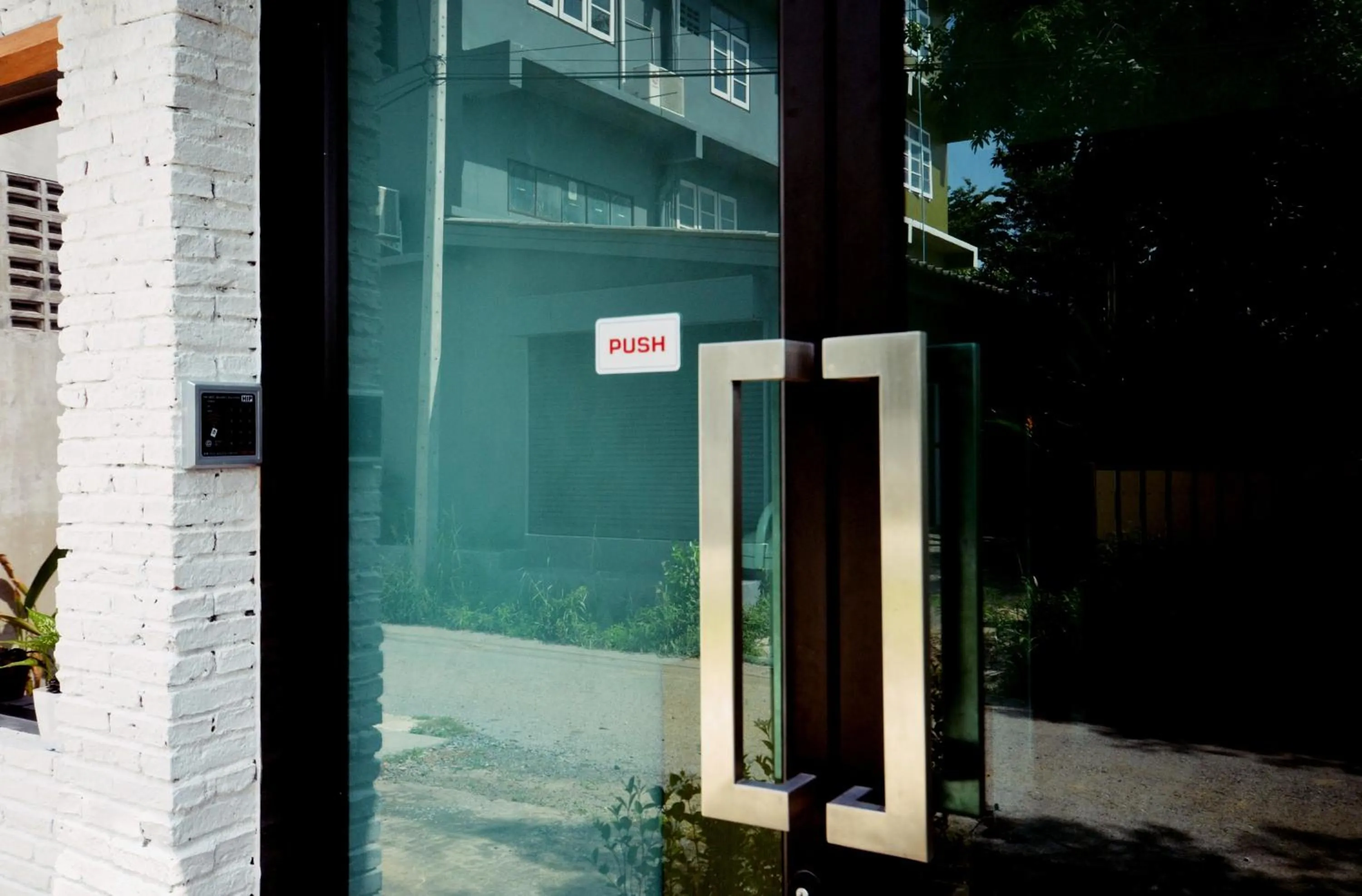 Facade/entrance in Early Bird Hostel Ayutthaya