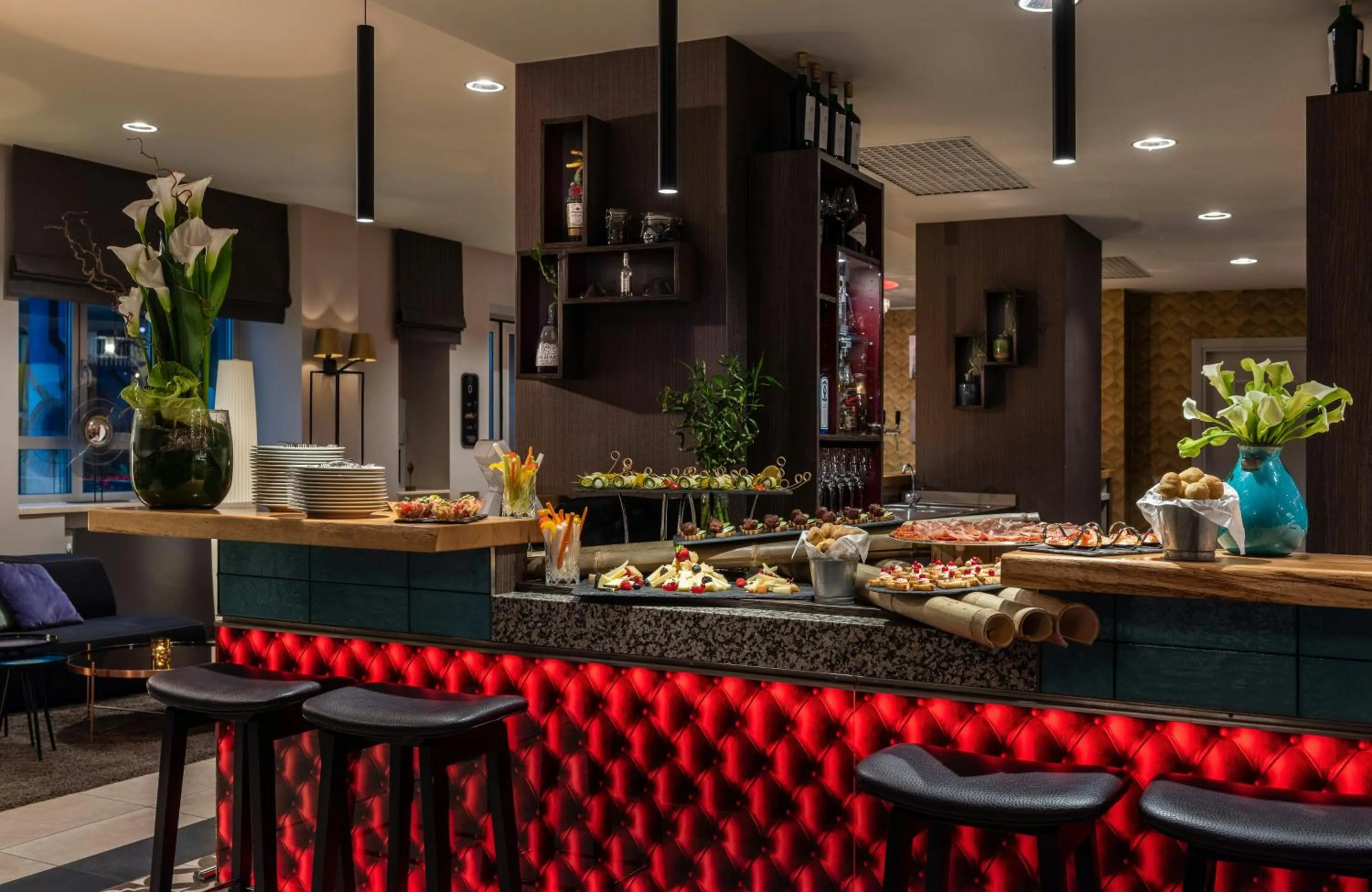 Lounge or bar in NYX Hotel Milan by Leonardo Hotels