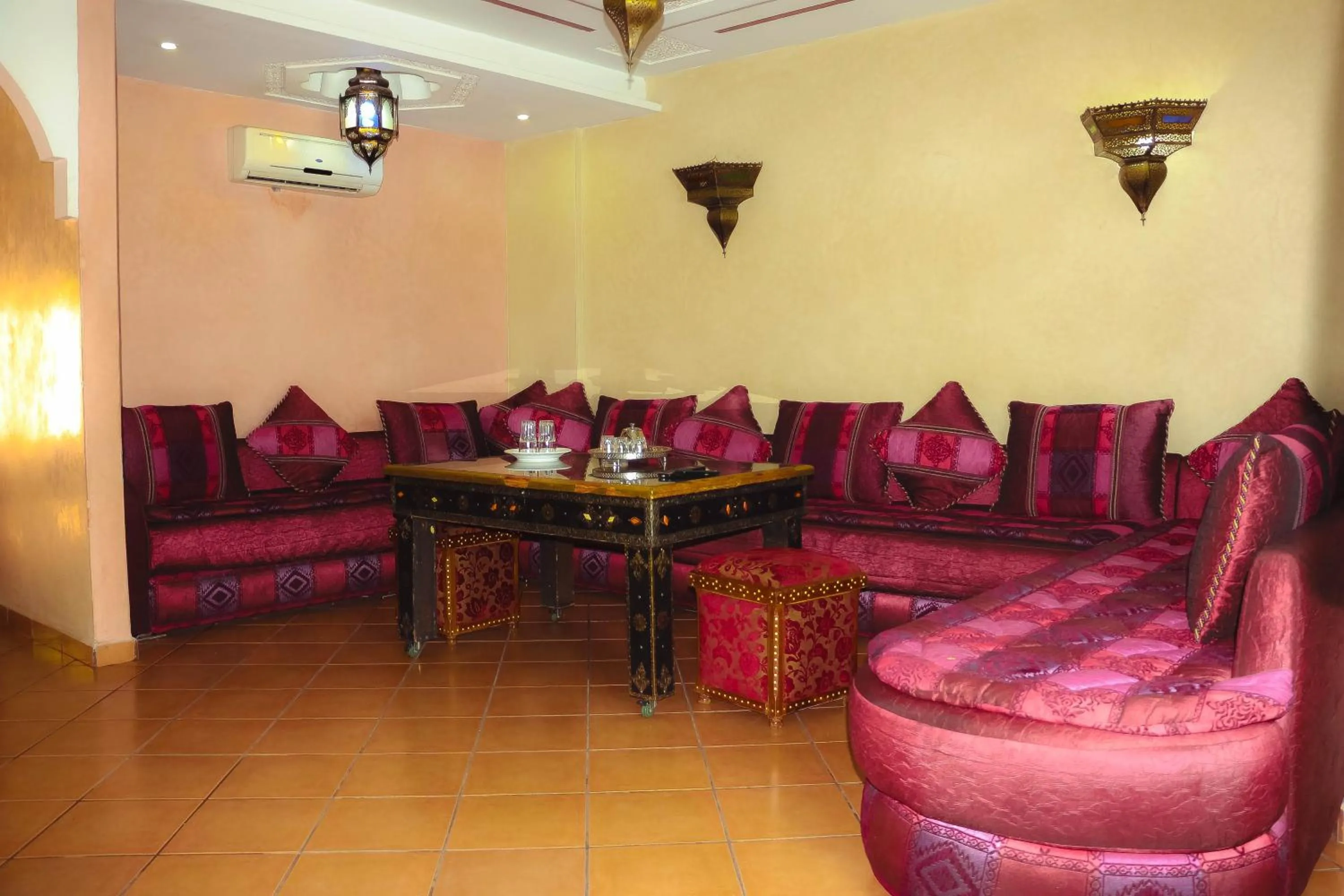 Communal lounge/ TV room in Rooms Palace Appart-Hôtel