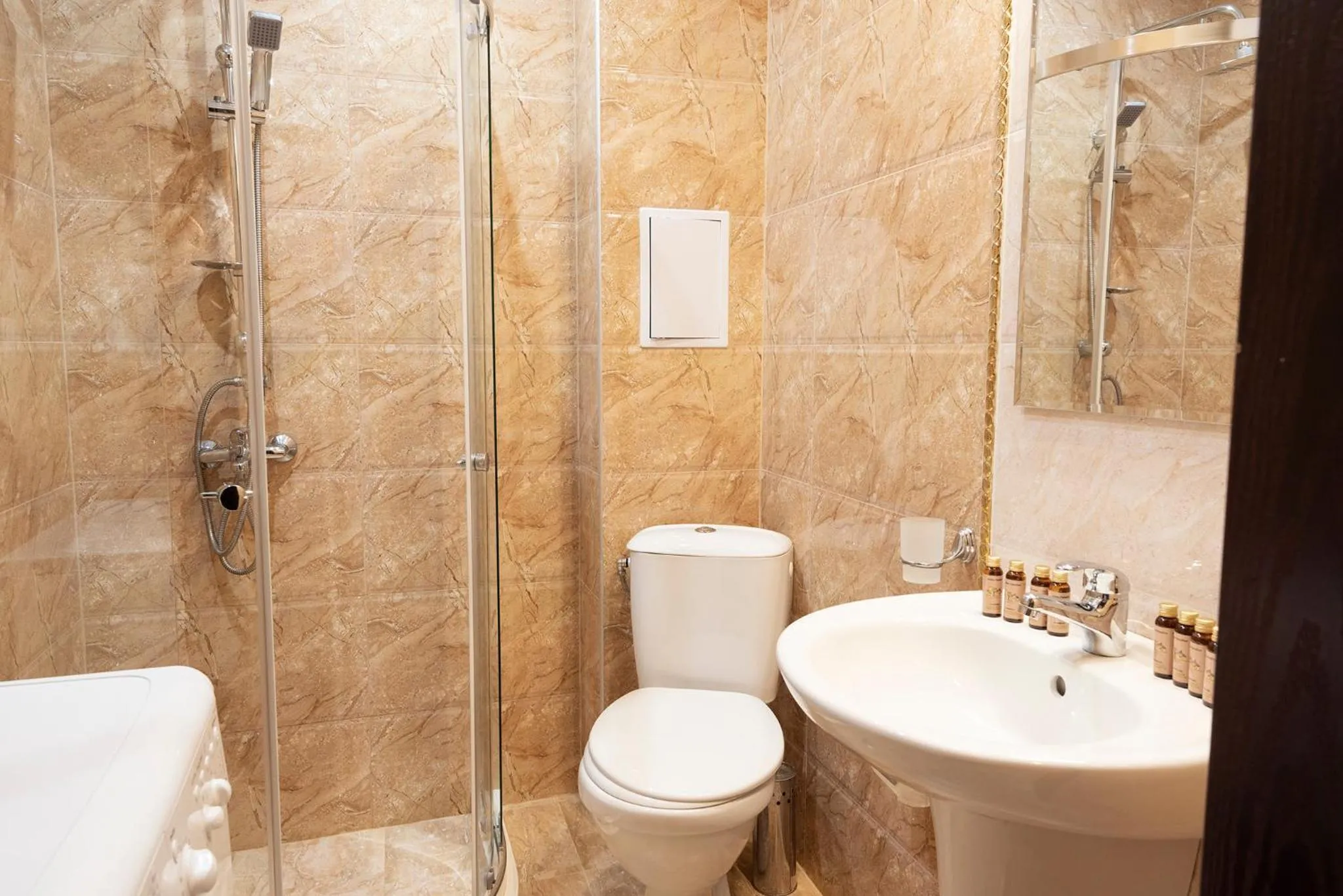 Shower in Green Paradise Deluxe Apartments