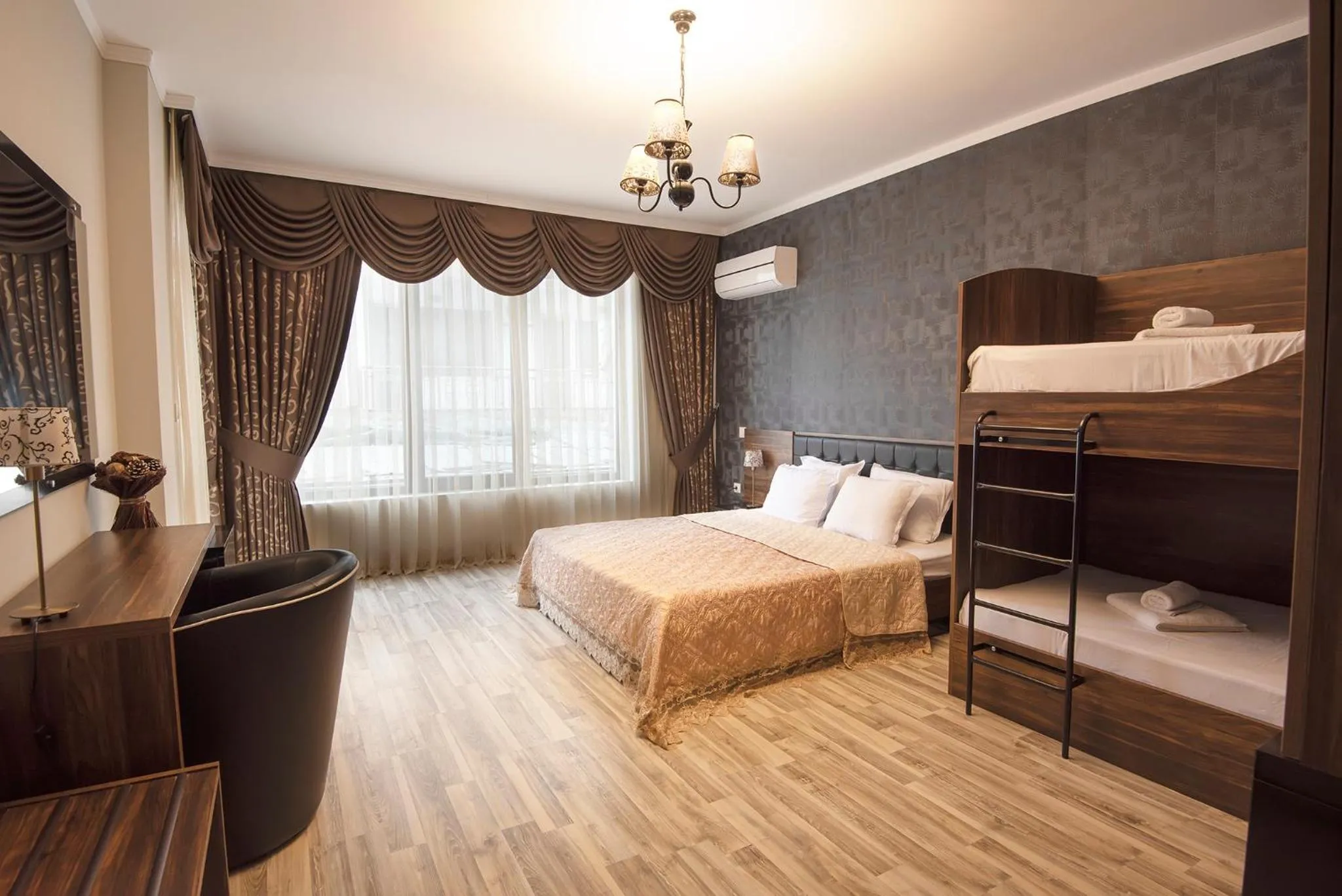 Photo of the whole room, Bed in Green Paradise Deluxe Apartments