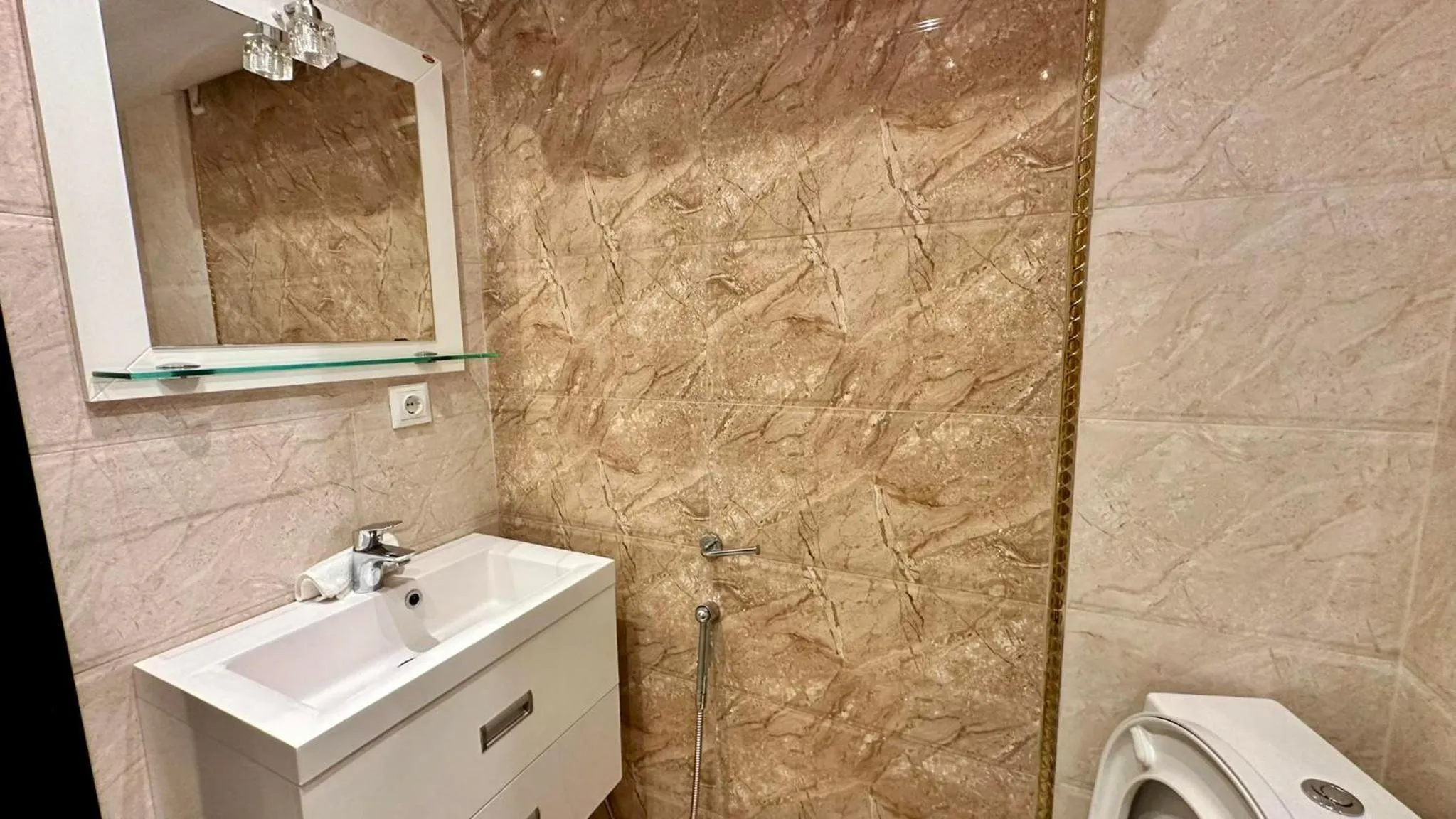 Shower in Green Paradise Deluxe Apartments