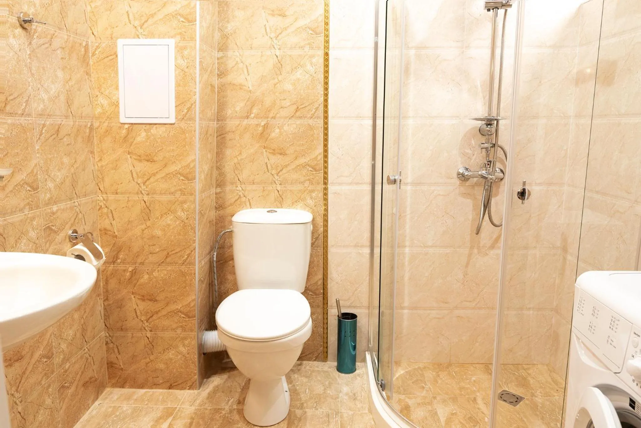 Shower in Green Paradise Deluxe Apartments