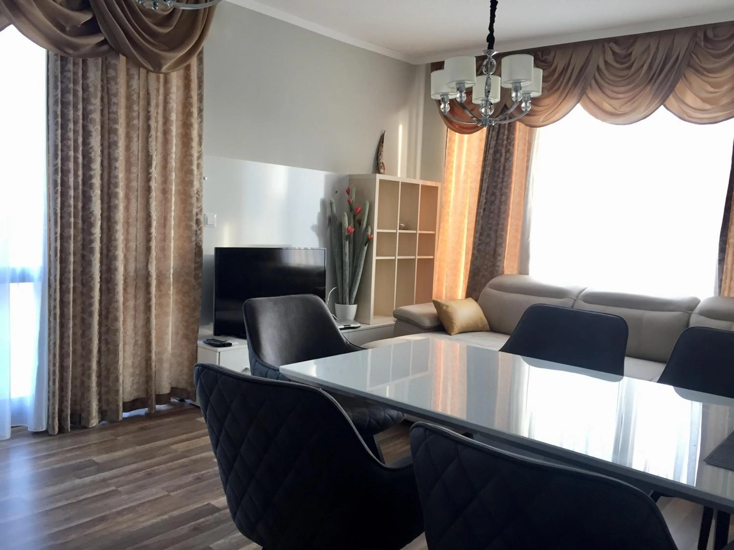 Communal lounge/ TV room in Green Paradise Deluxe Apartments