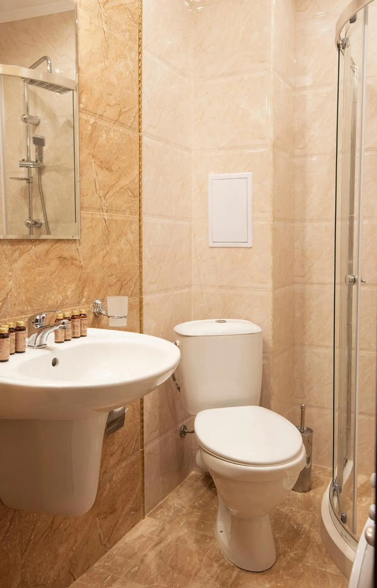 Shower in Green Paradise Deluxe Apartments