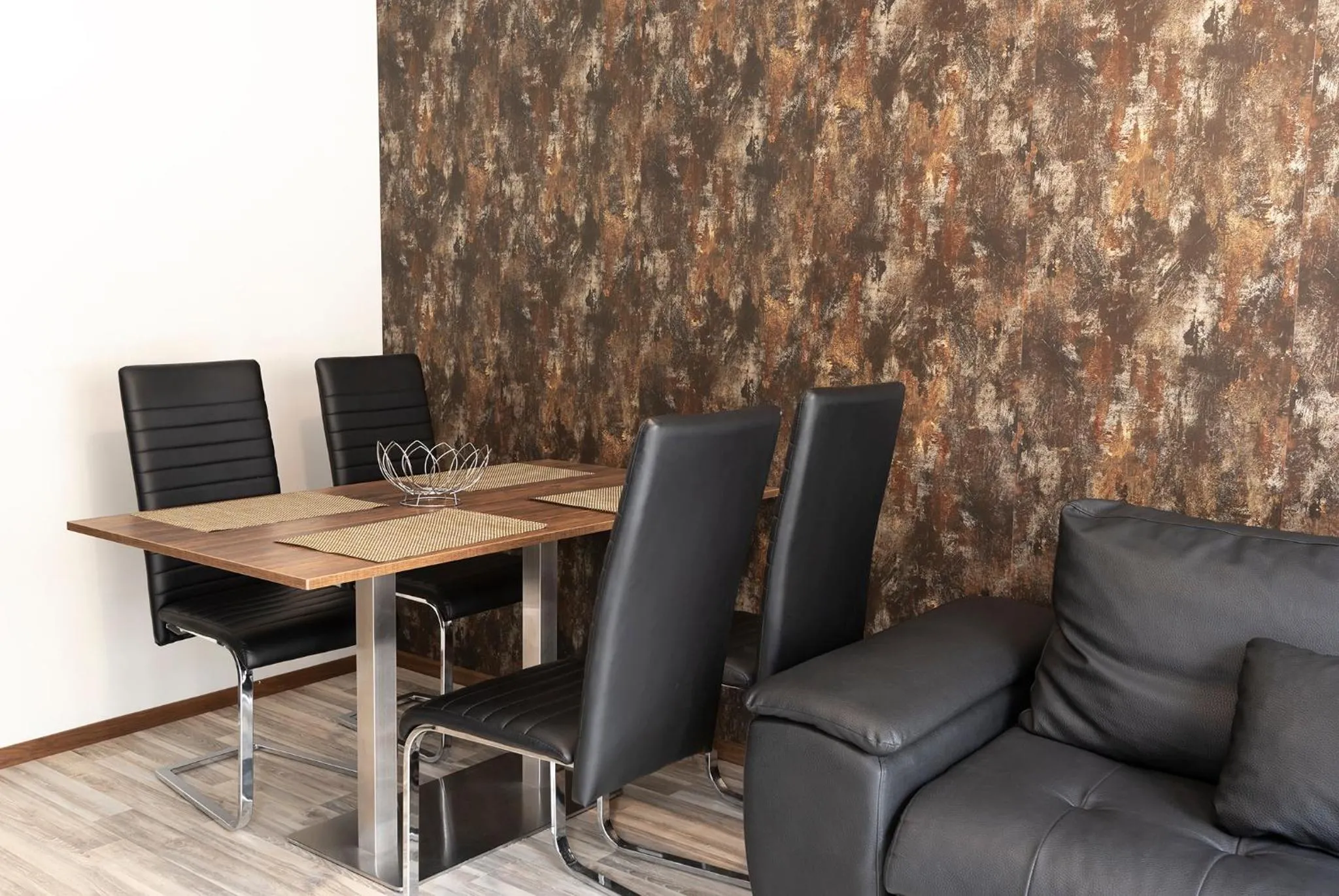 Dining area in Green Paradise Deluxe Apartments