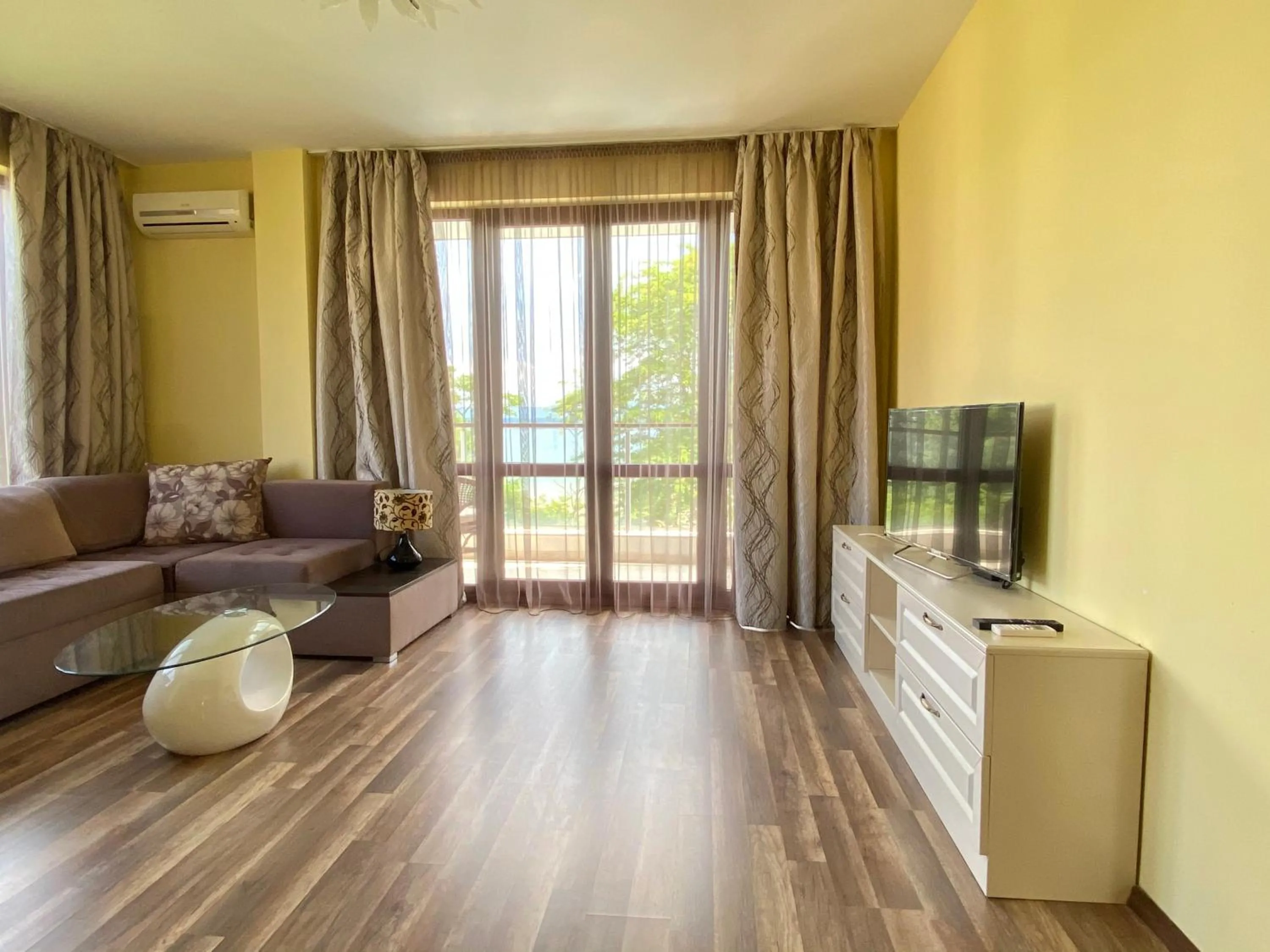 Communal lounge/ TV room in Green Paradise Deluxe Apartments