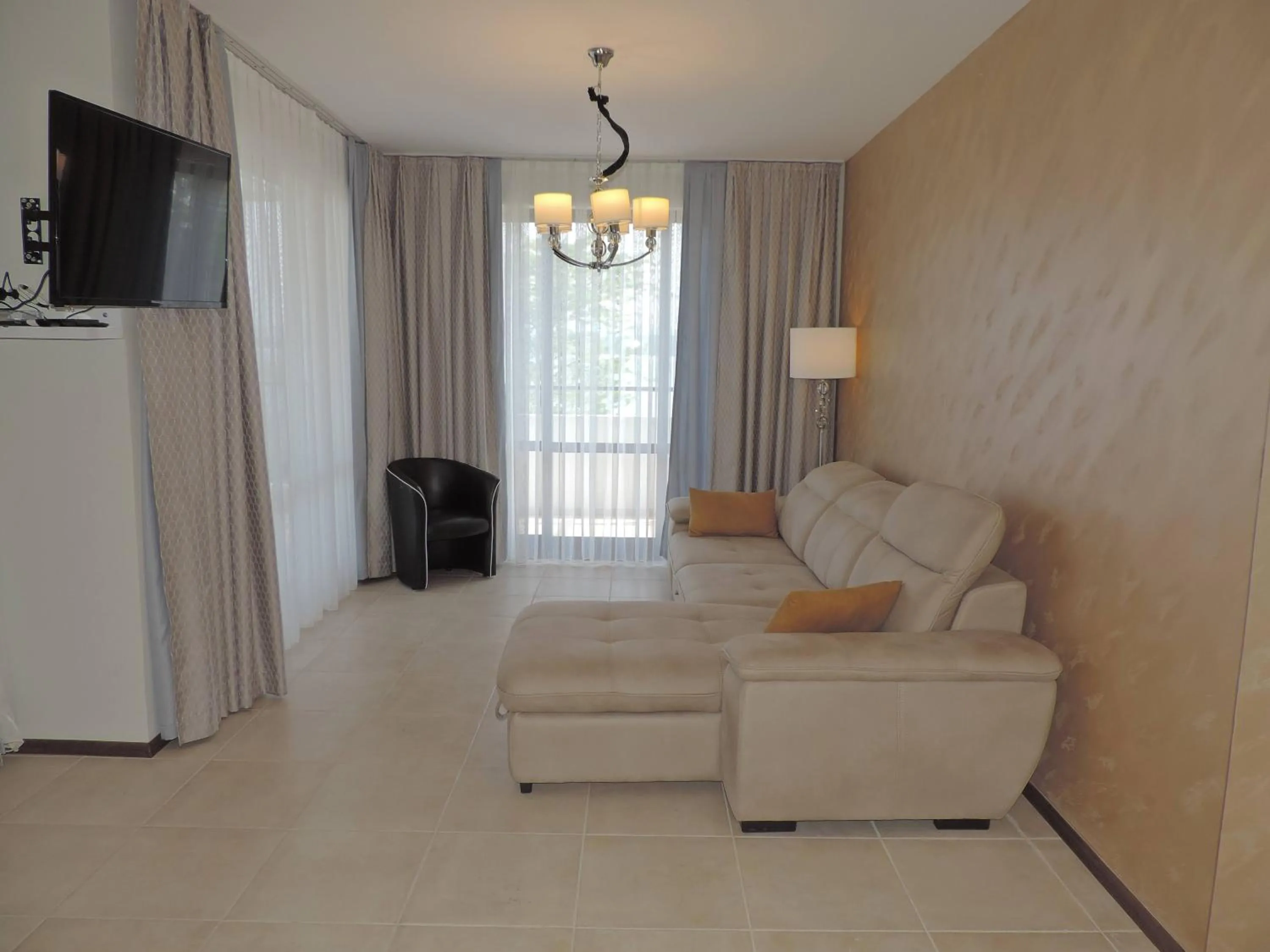 Communal lounge/ TV room in Green Paradise Deluxe Apartments