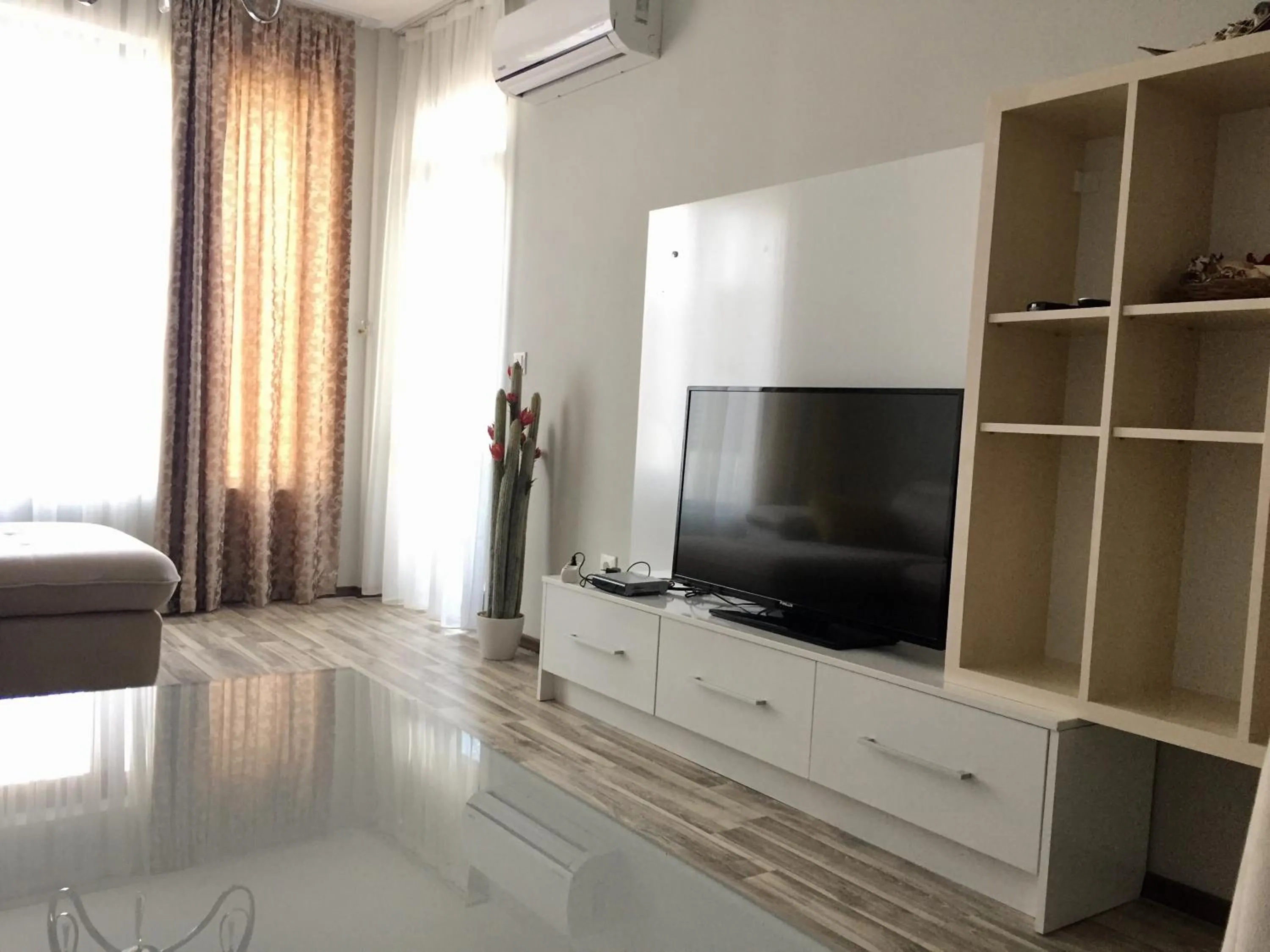 Communal lounge/ TV room in Green Paradise Deluxe Apartments