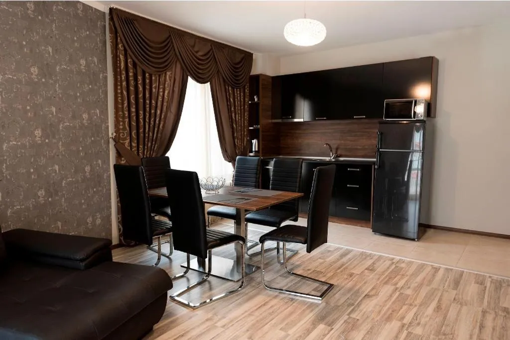 Kitchen or kitchenette in Green Paradise Deluxe Apartments