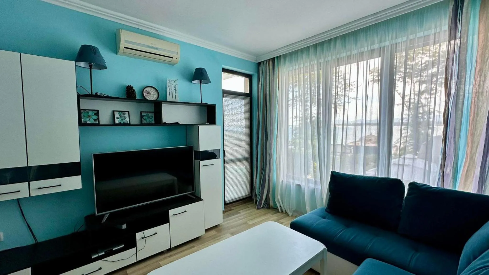 TV and multimedia in Green Paradise Deluxe Apartments