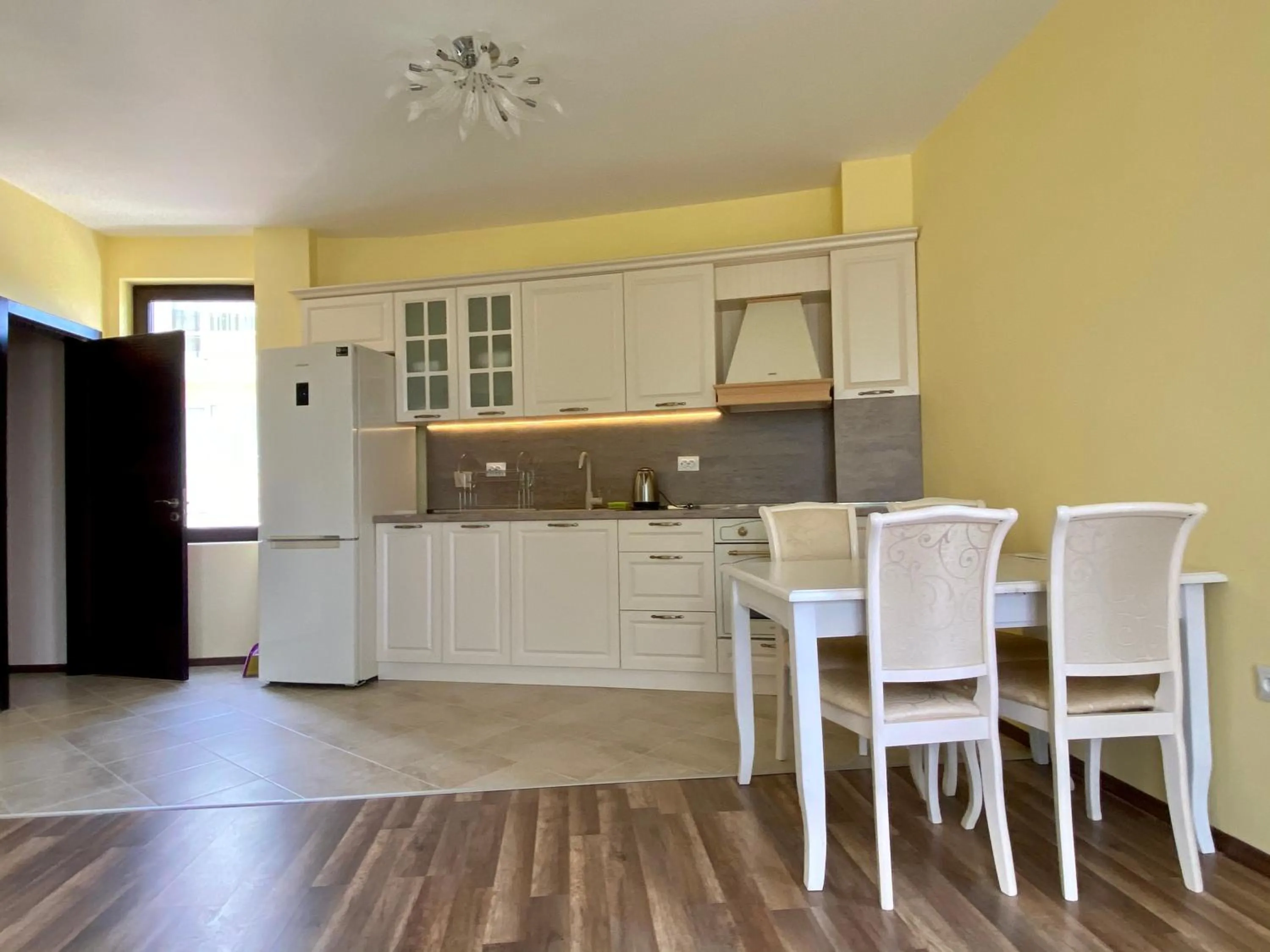 Kitchen or kitchenette in Green Paradise Deluxe Apartments