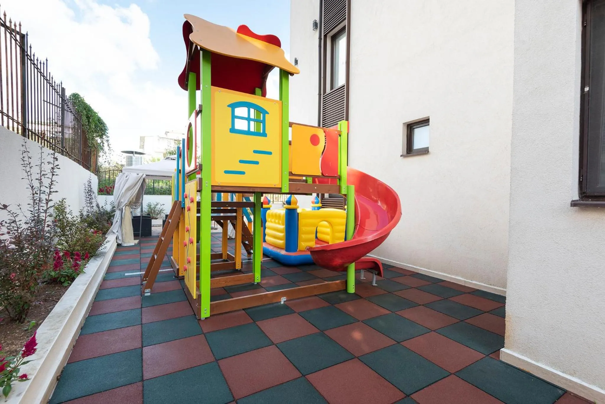 Children play ground in Green Paradise Deluxe Apartments