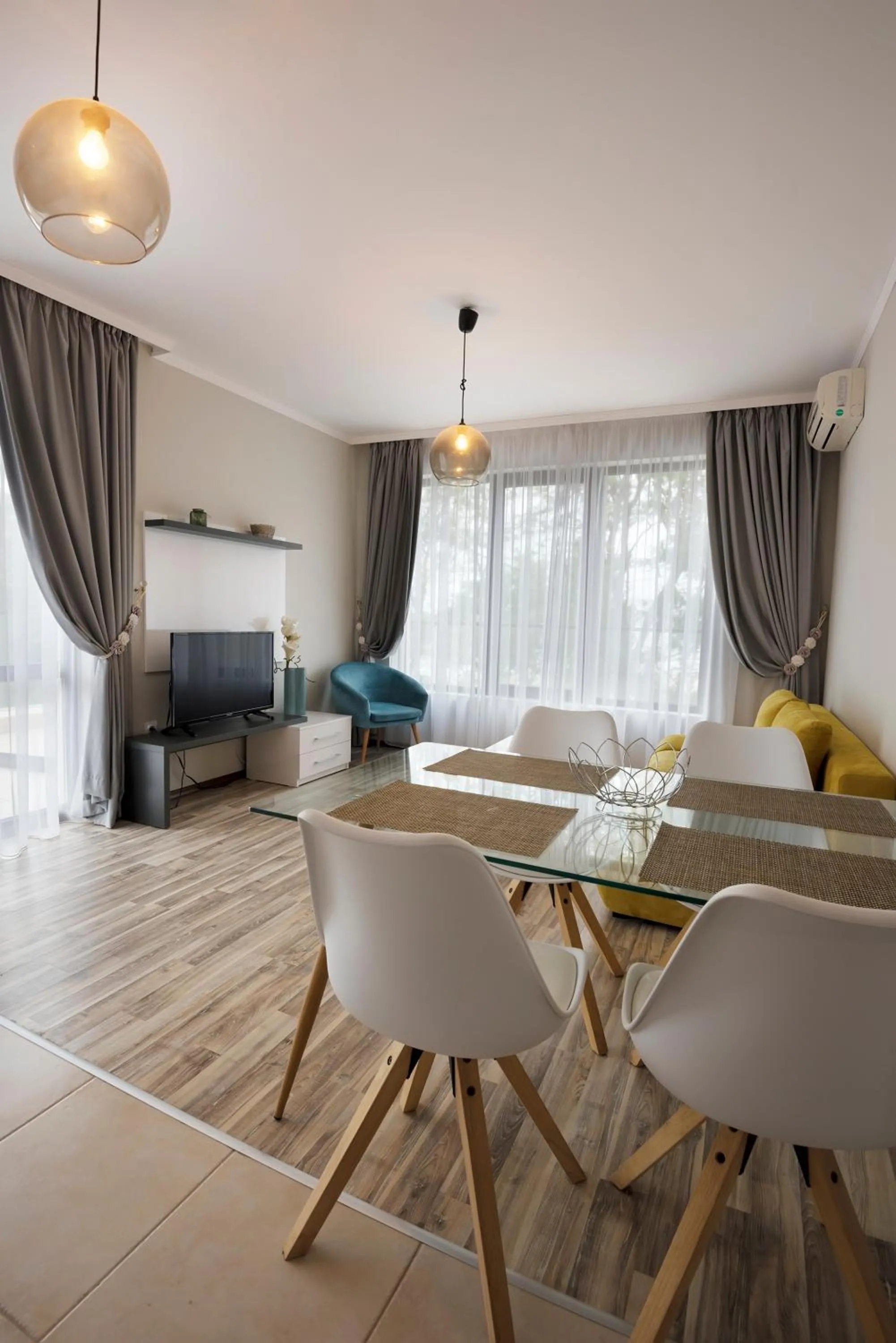 TV and multimedia in Green Paradise Deluxe Apartments