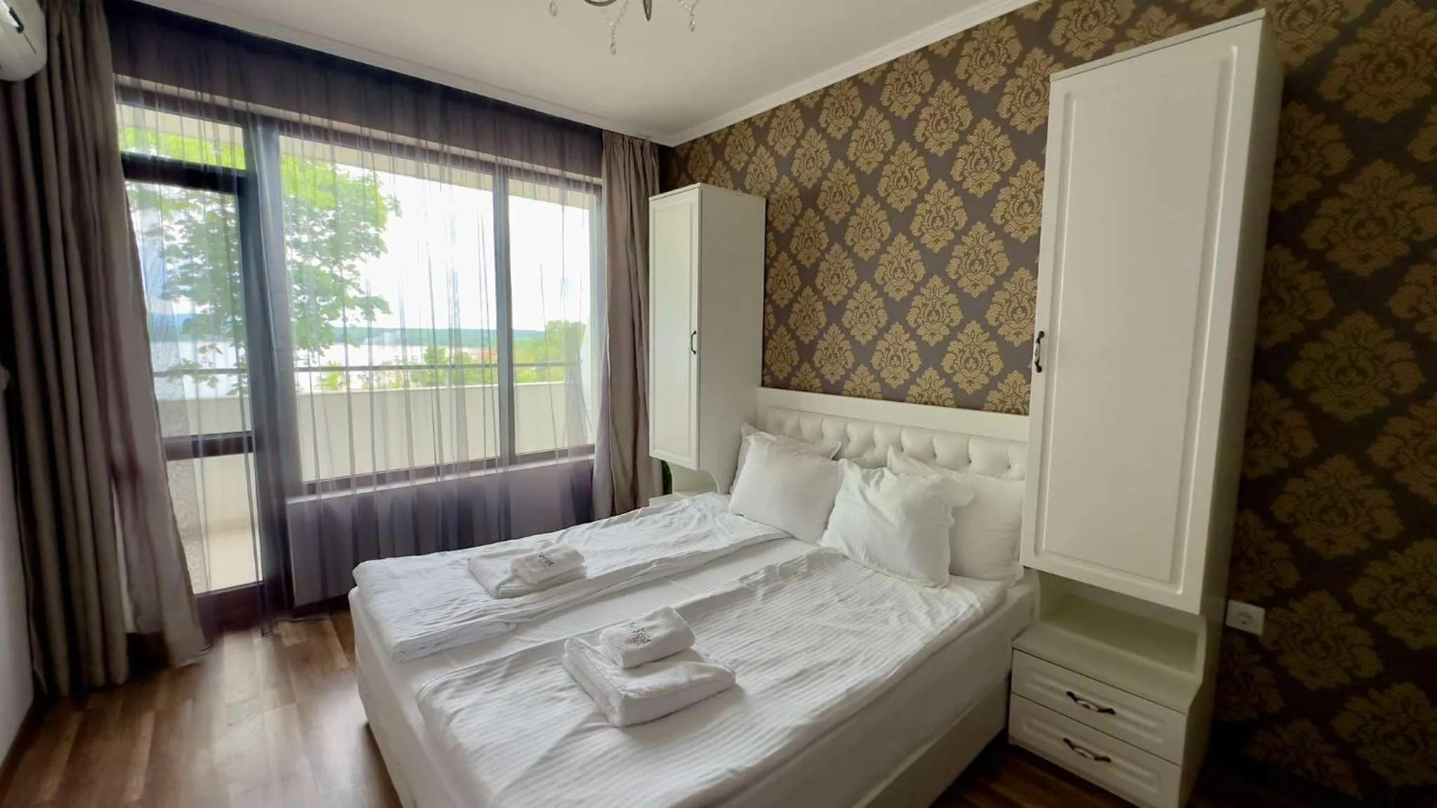 Bedroom, Bed in Green Paradise Deluxe Apartments