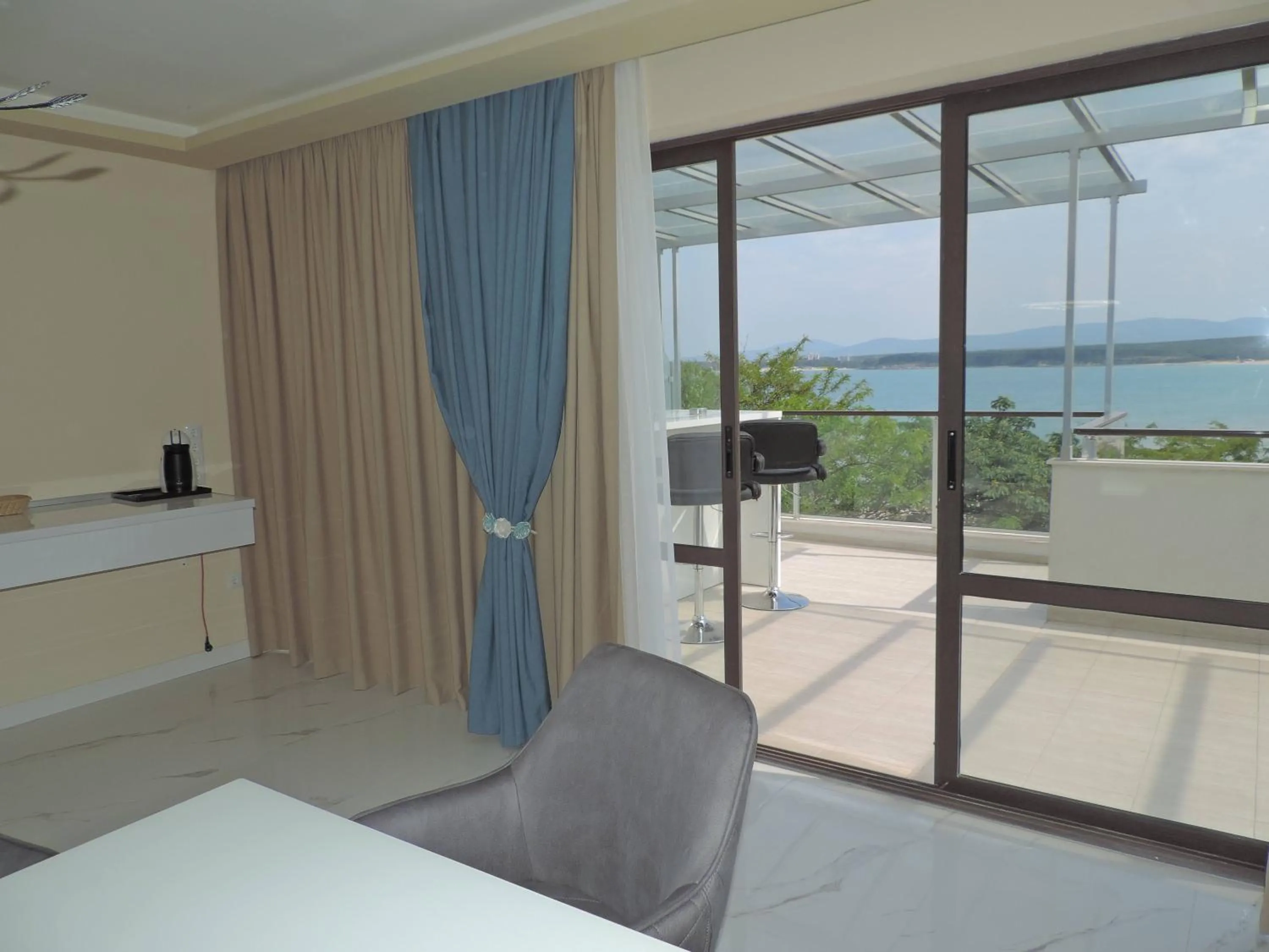 Balcony/Terrace, Bed in Green Paradise Deluxe Apartments